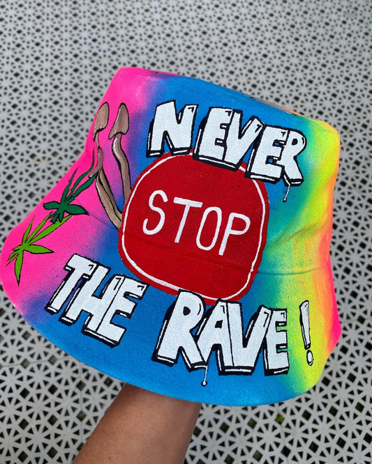 ‘zNEVER STOP THE RAVE’ bucket hat
