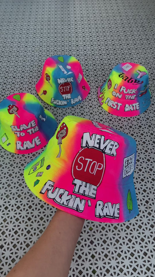 ‘zNEVER STOP THE RAVE’ bucket hat