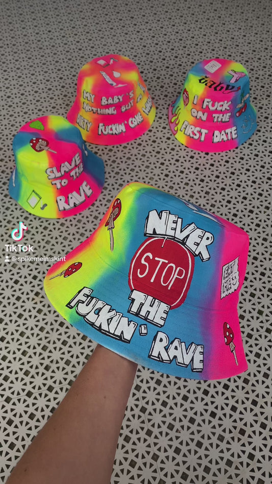 ‘zNEVER STOP THE RAVE’ bucket hat