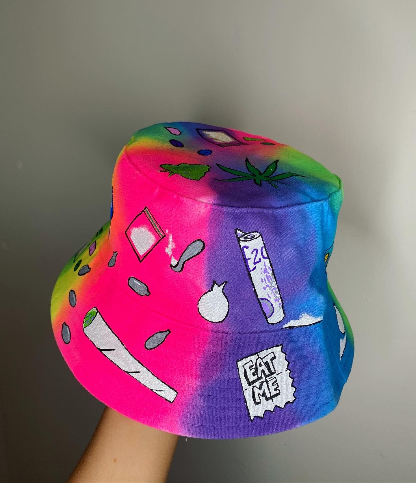 ‘zTELL ME YOU LOVE TECHNO’ bucket hat