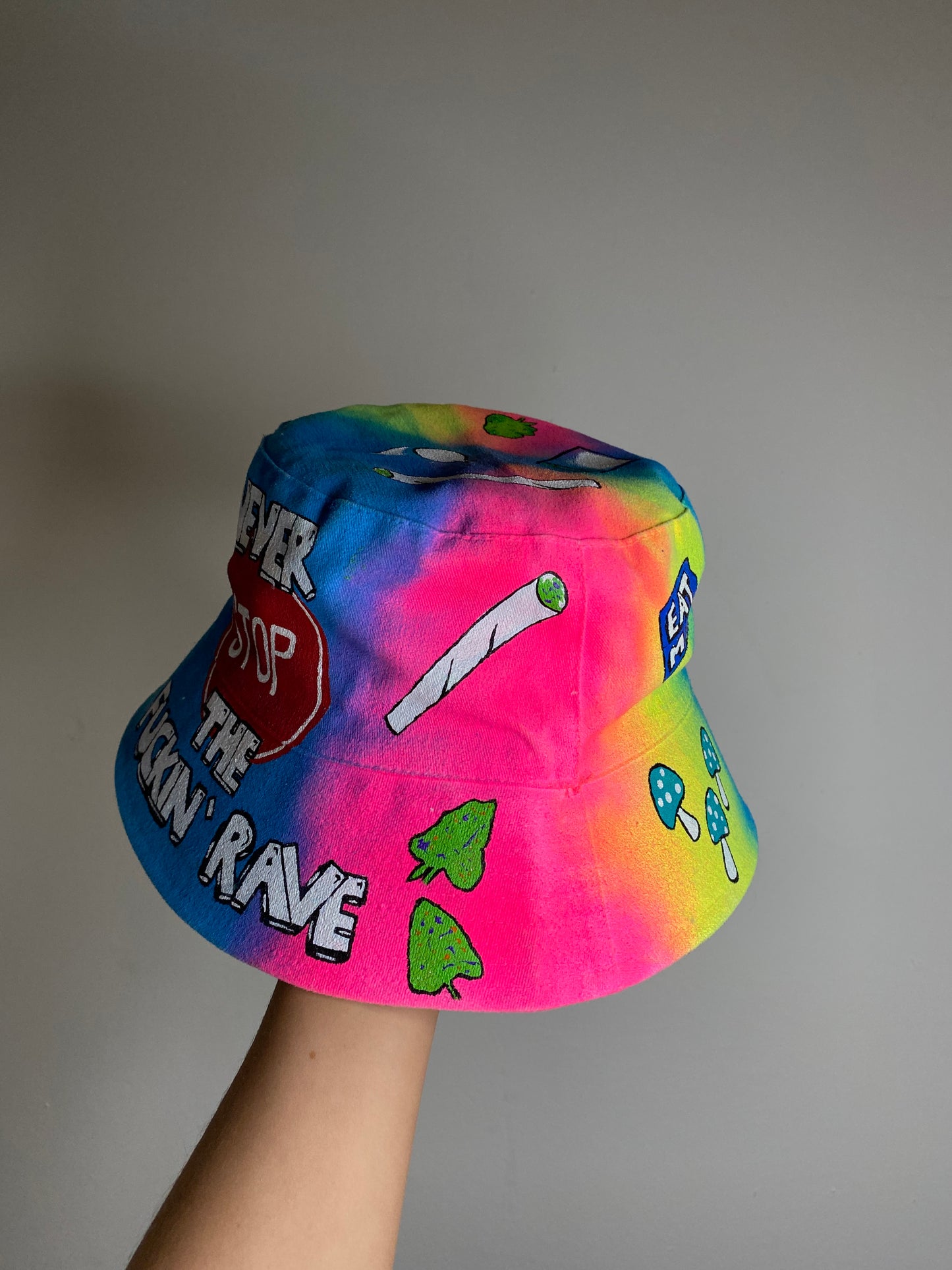 ‘zNEVER STOP THE F*CKIN RAVE’ bucket hat