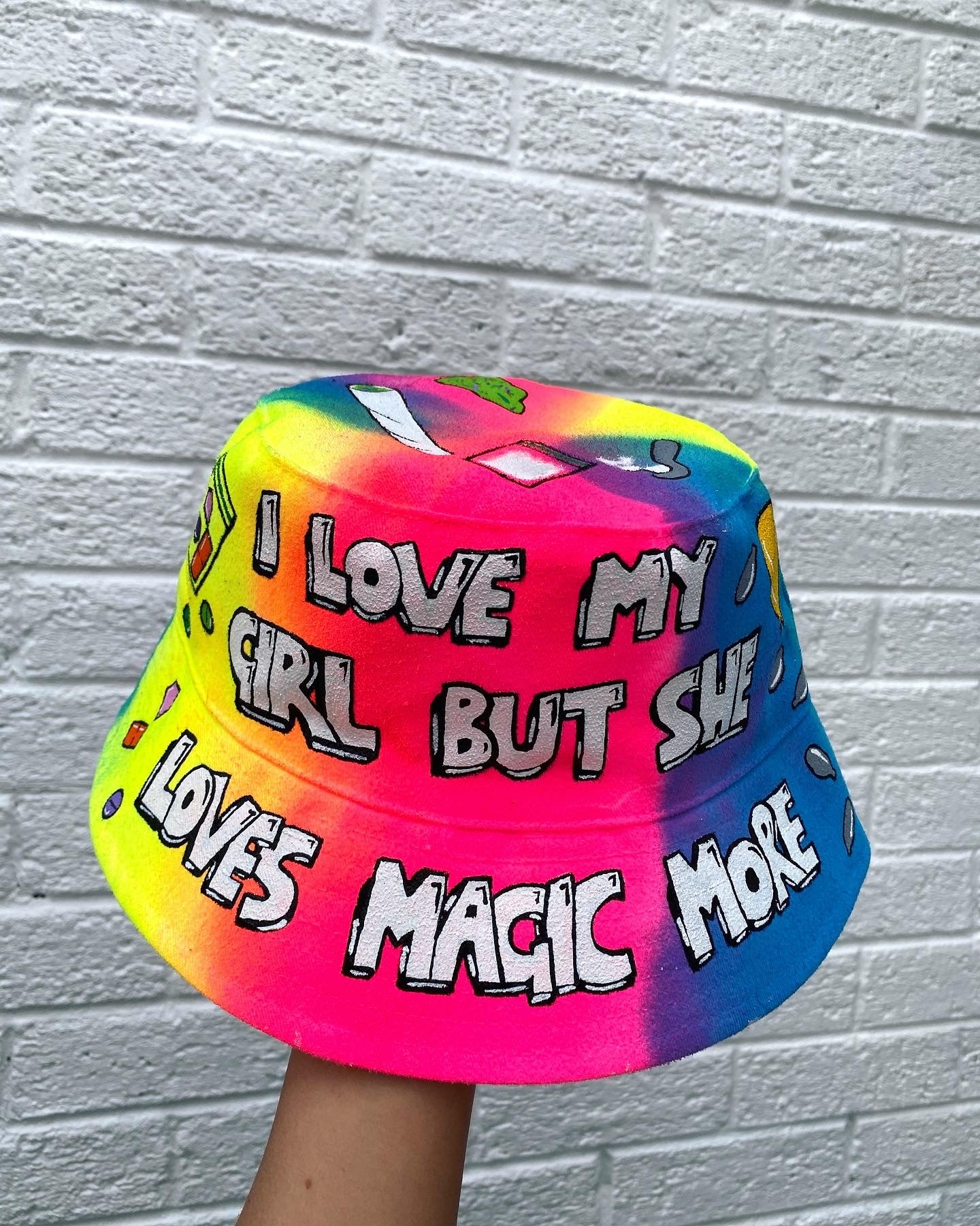 ‘zLOUISXC0KEWH*RE’ bucket hat