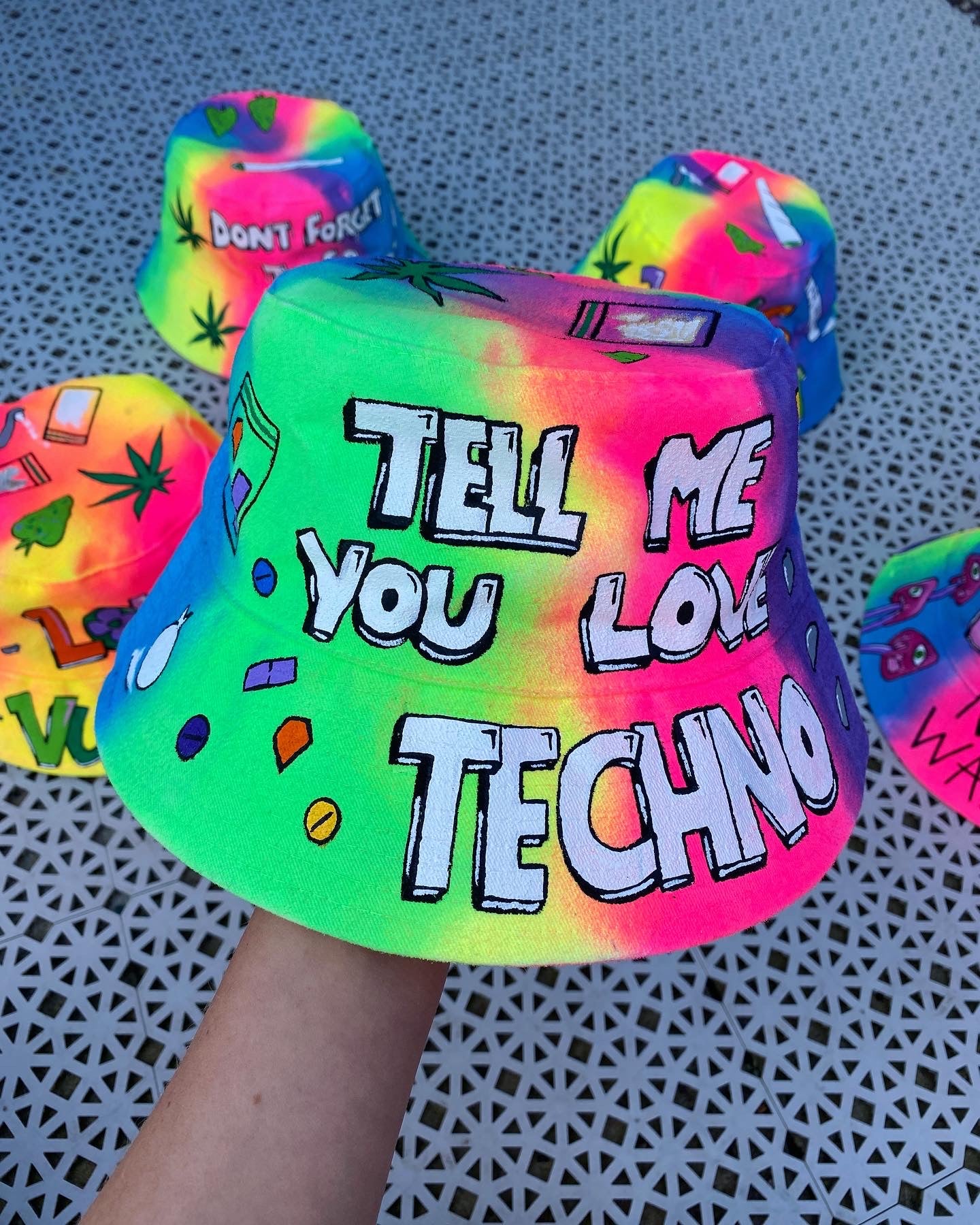 ‘zTELL ME YOU LOVE TECHNO’ bucket hat