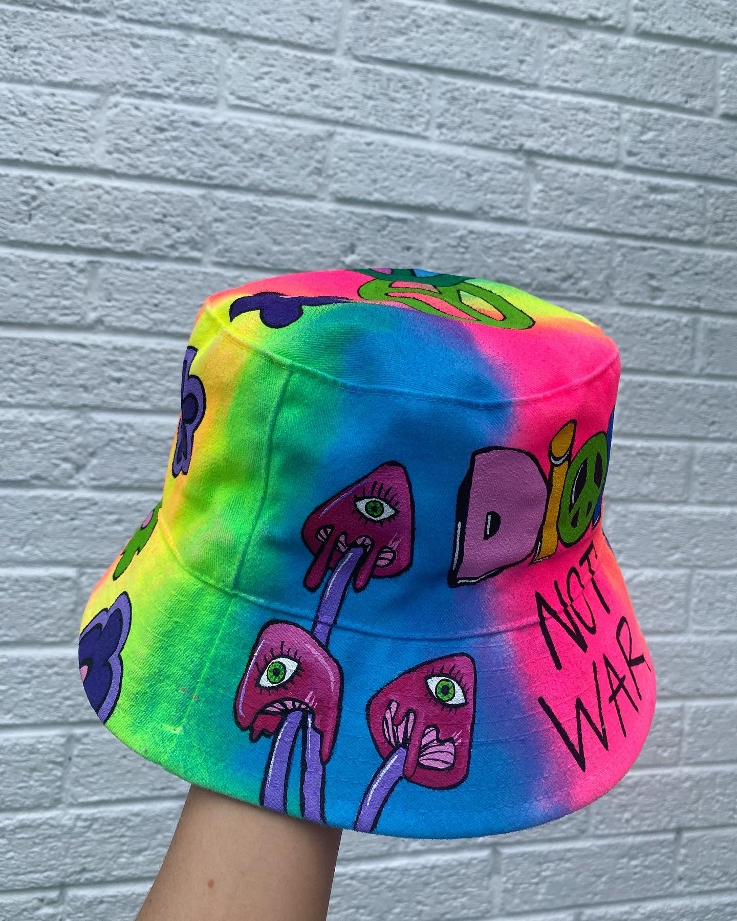 ‘zSTAY TRIPPY’ bucket hat