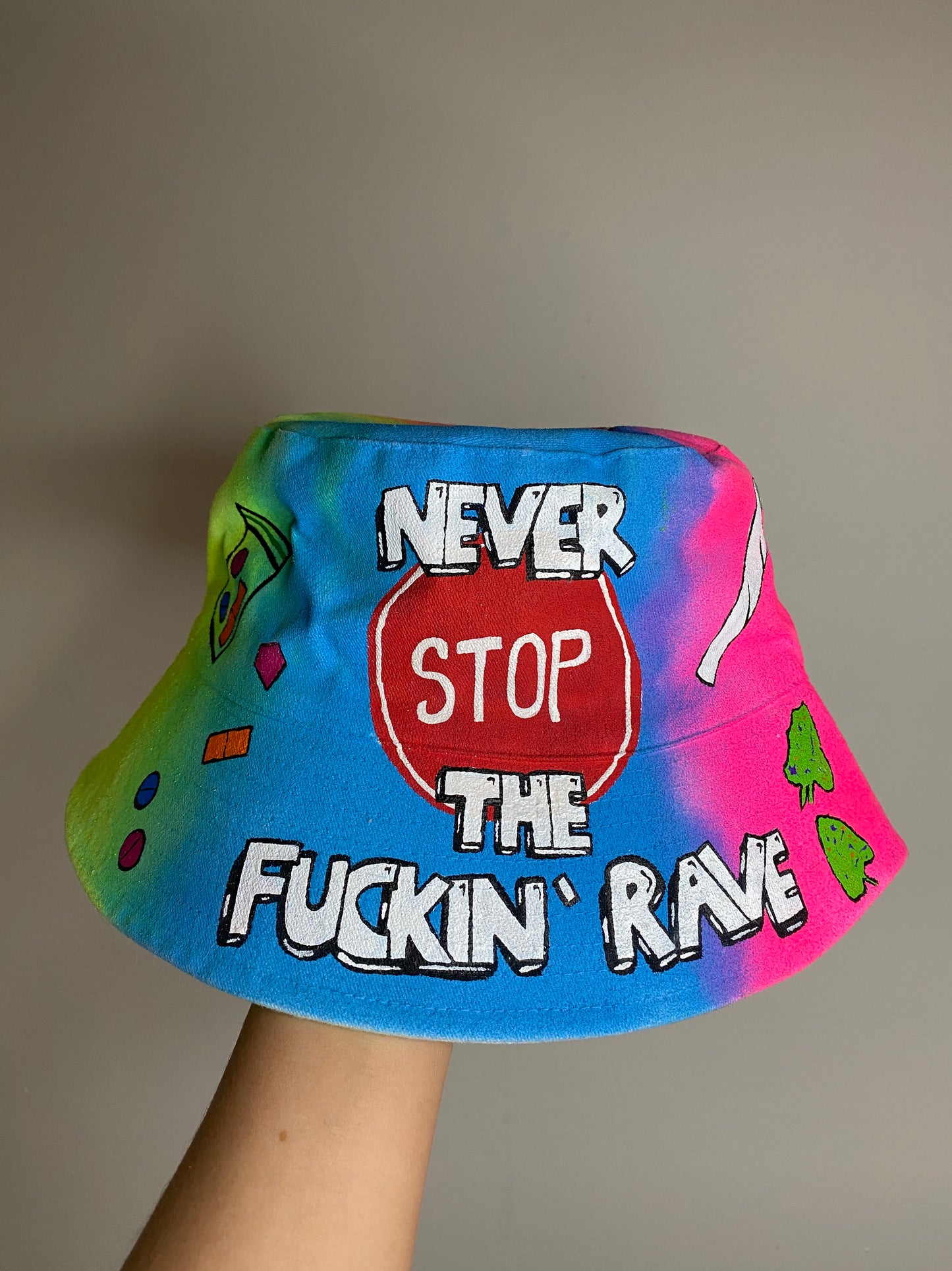 ‘zNEVER STOP THE F*CKIN RAVE’ bucket hat