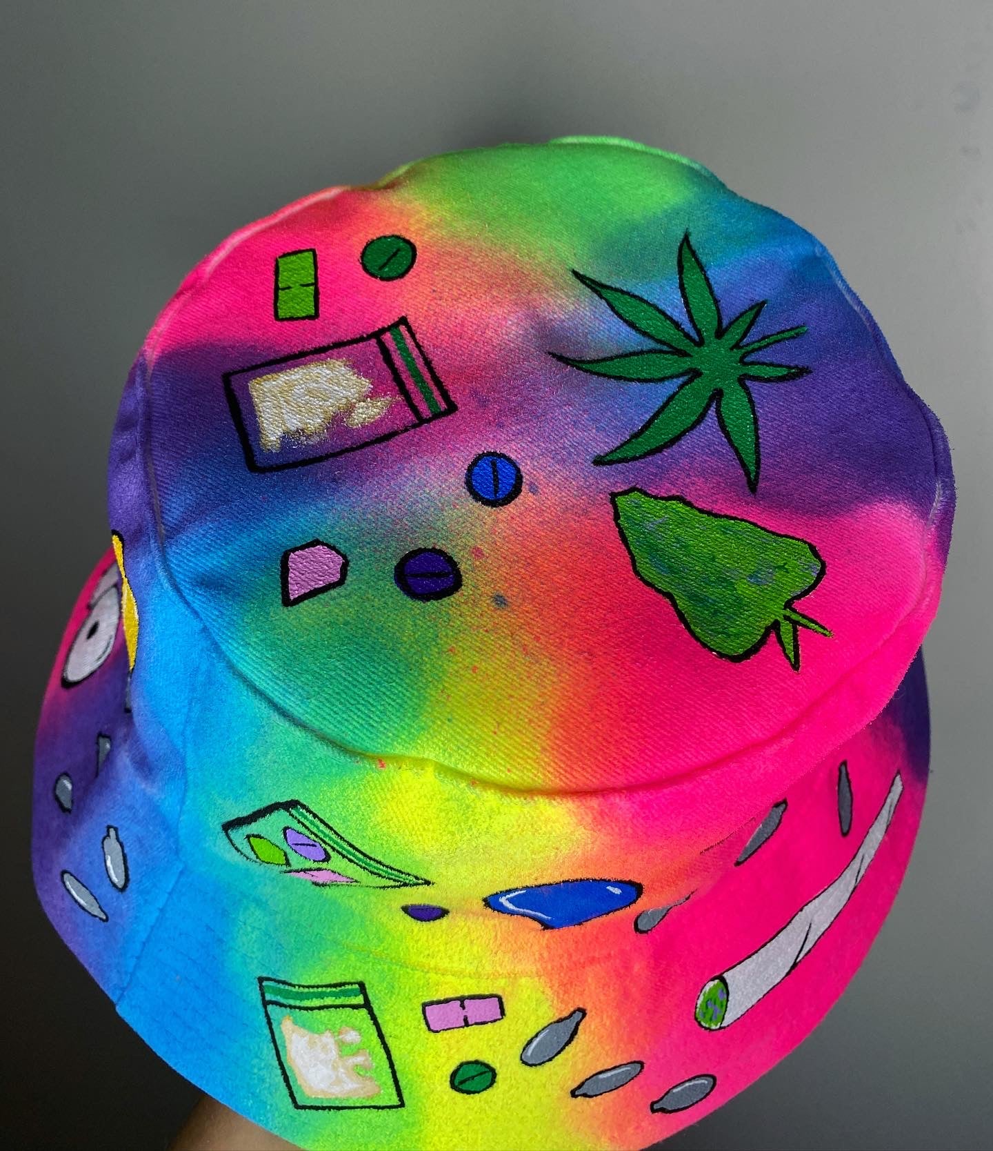 ‘zTELL ME YOU LOVE TECHNO’ bucket hat