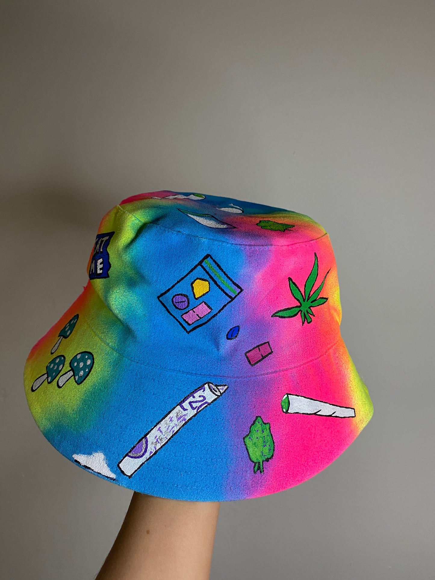 ‘zNEVER STOP THE F*CKIN RAVE’ bucket hat