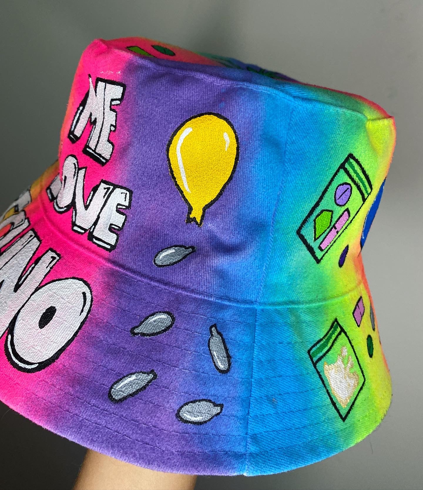 ‘zTELL ME YOU LOVE TECHNO’ bucket hat
