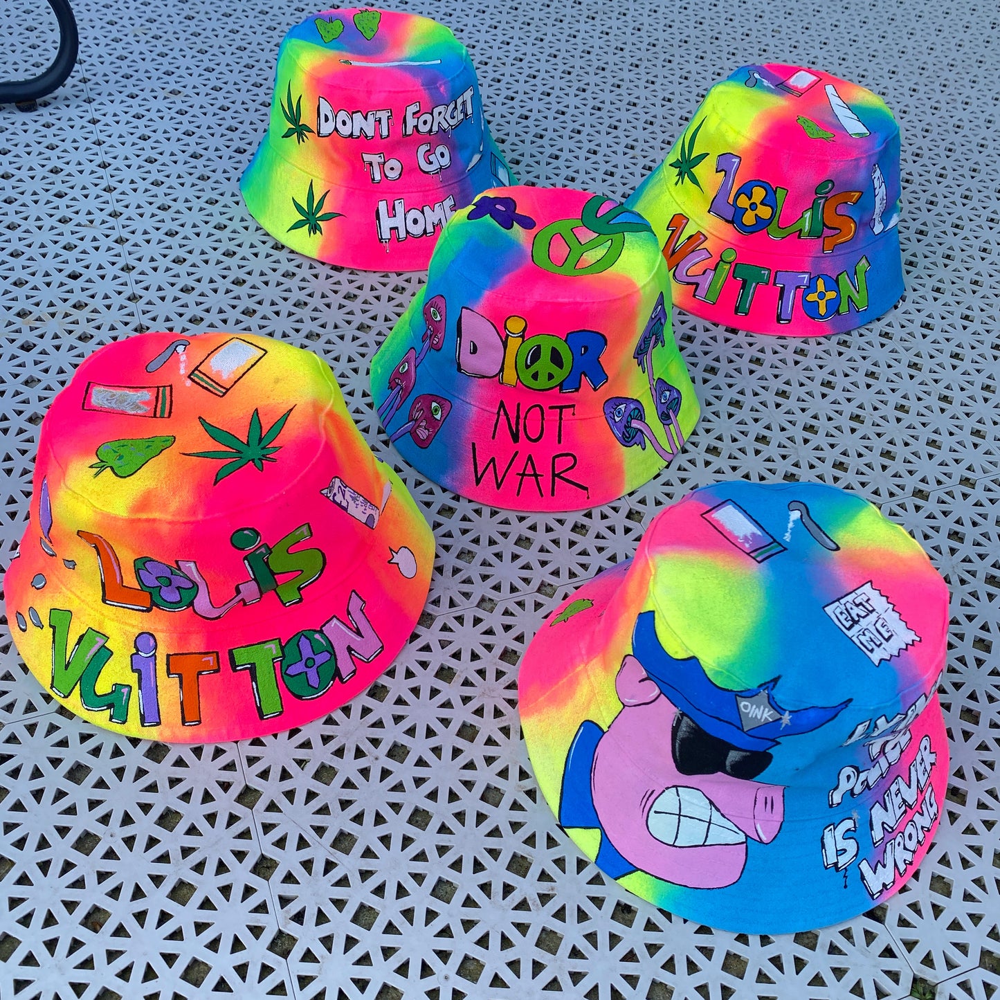 ‘zLYING TO THE PIGS’ bucket hat