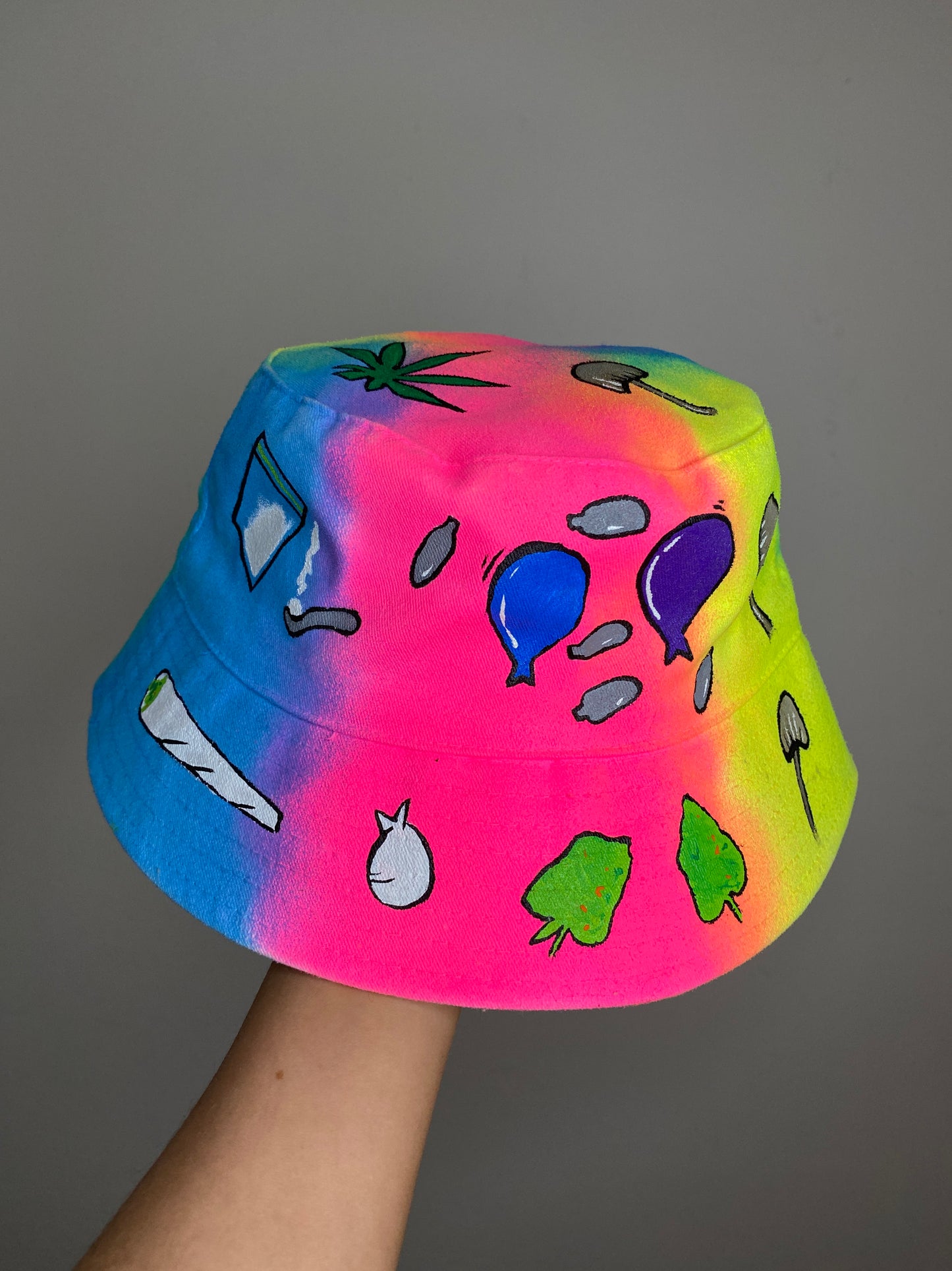 ‘zNEVER STOP THE RAVE’ bucket hat