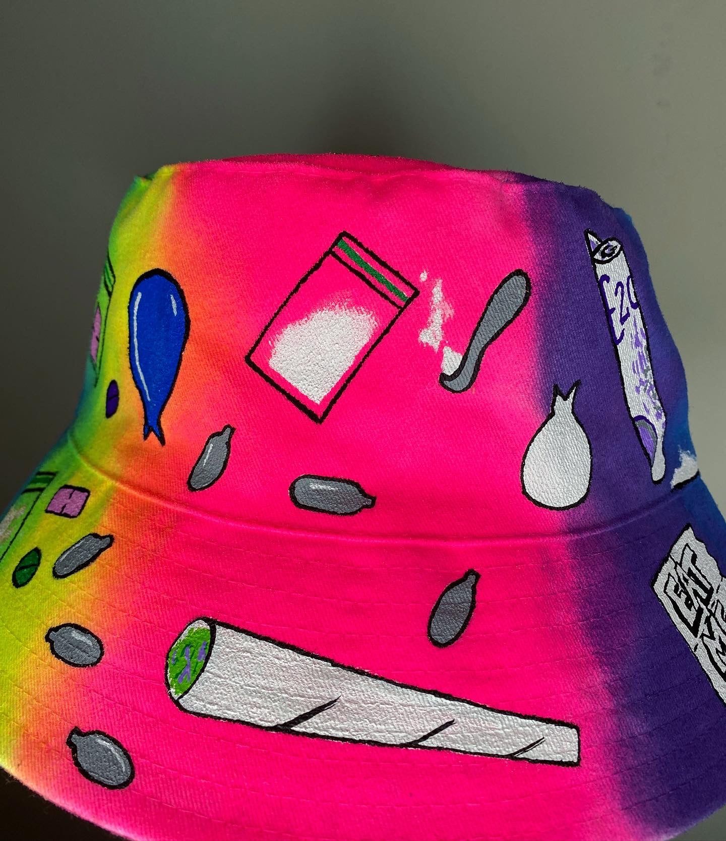 ‘zTELL ME YOU LOVE TECHNO’ bucket hat
