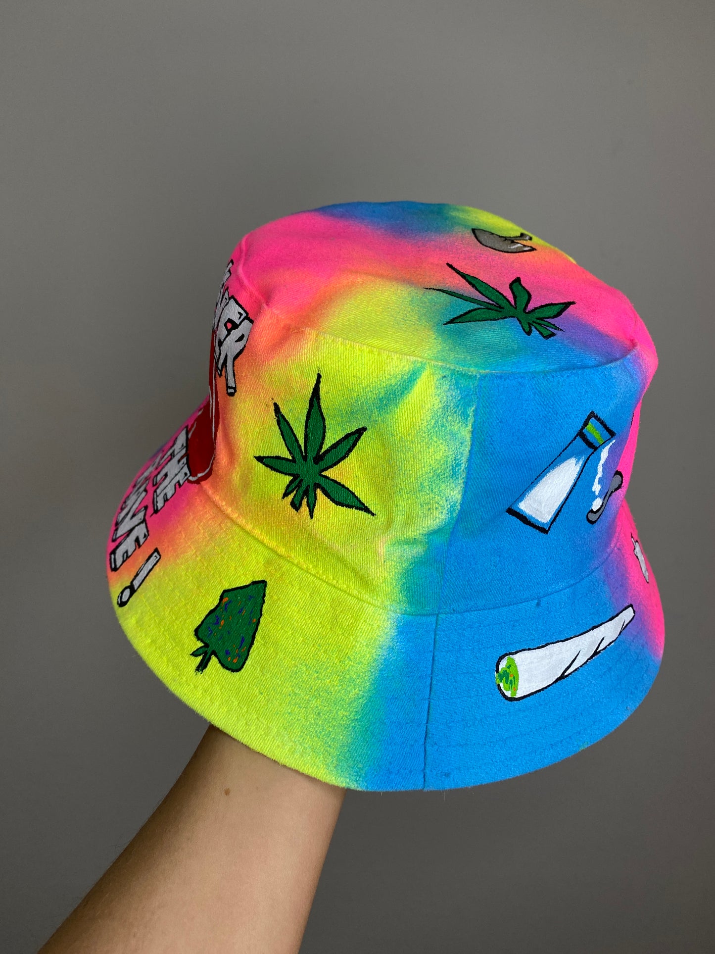 ‘zNEVER STOP THE RAVE’ bucket hat