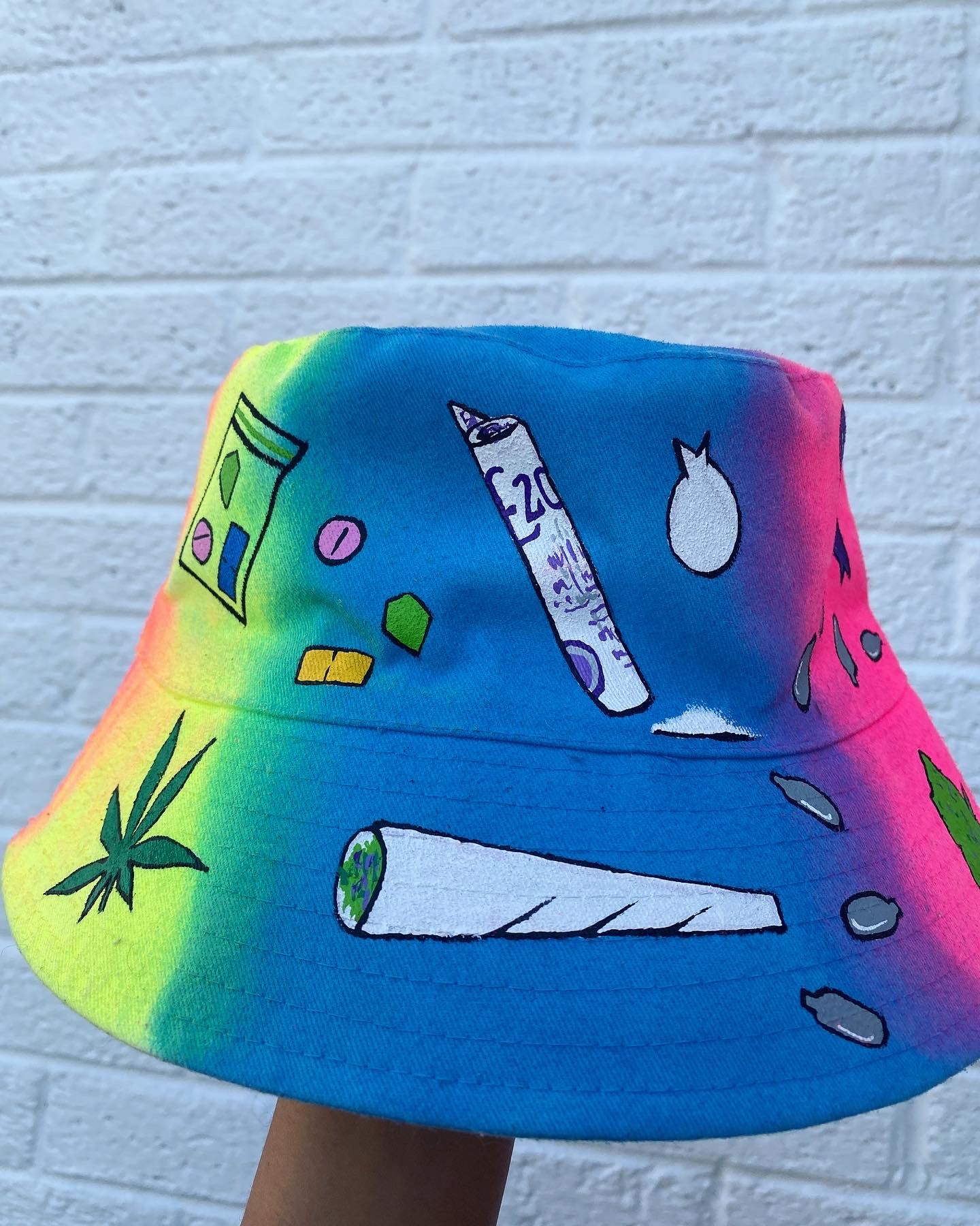‘zLYING TO THE PIGS’ bucket hat