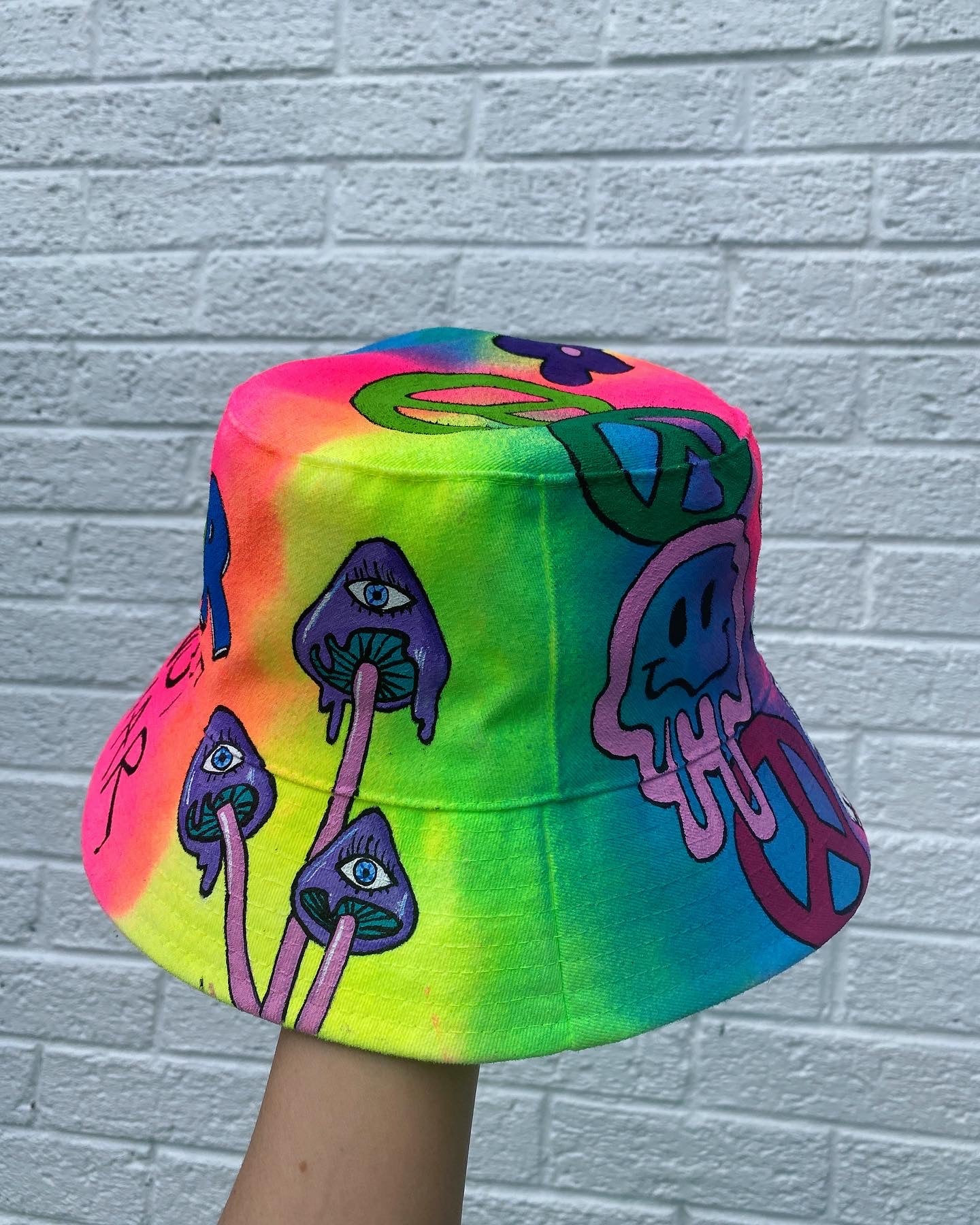 ‘zSTAY TRIPPY’ bucket hat