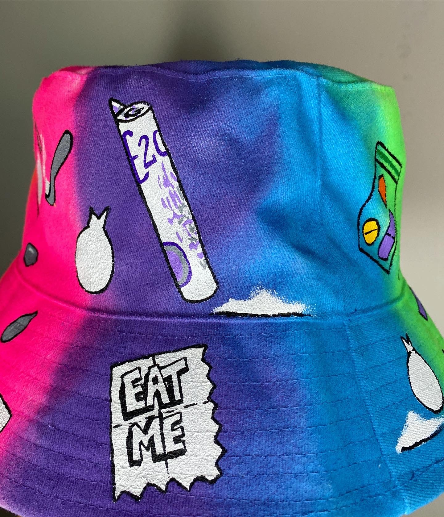 ‘zTELL ME YOU LOVE TECHNO’ bucket hat
