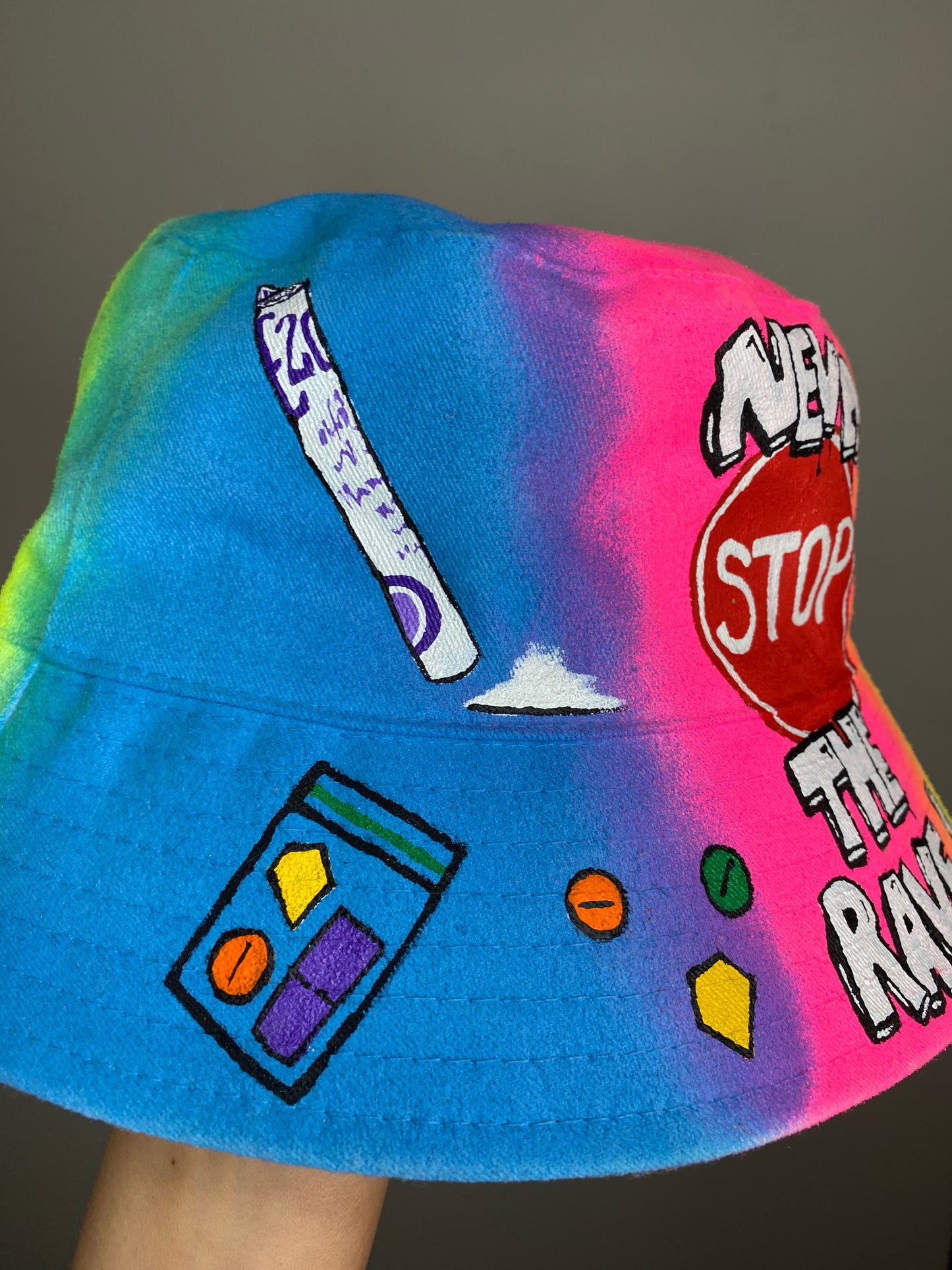 ‘zNEVER STOP THE RAVE’ bucket hat