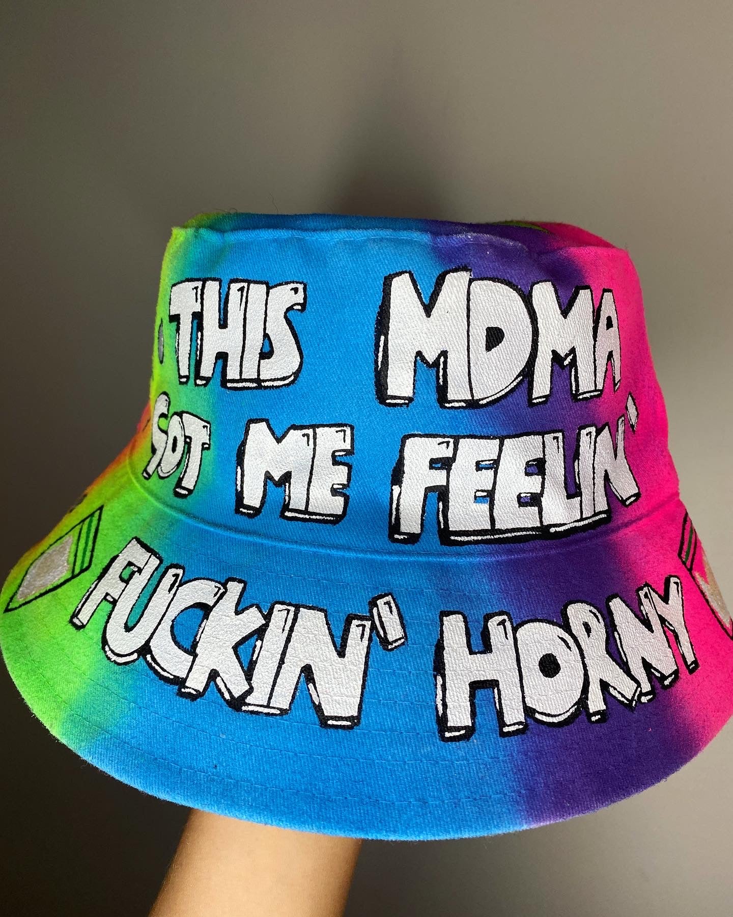 ‘zMD*MA GOT ME FEELING’ bucket hat