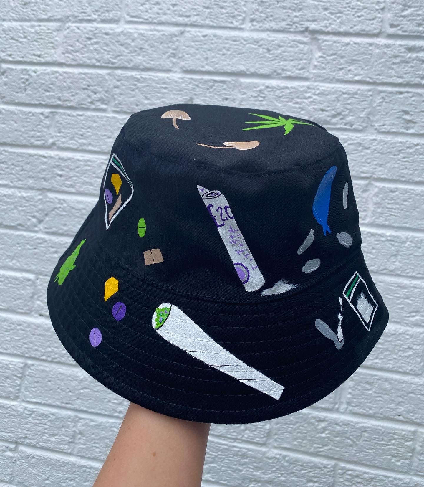 ‘zF THE PIGS’ bucket hat