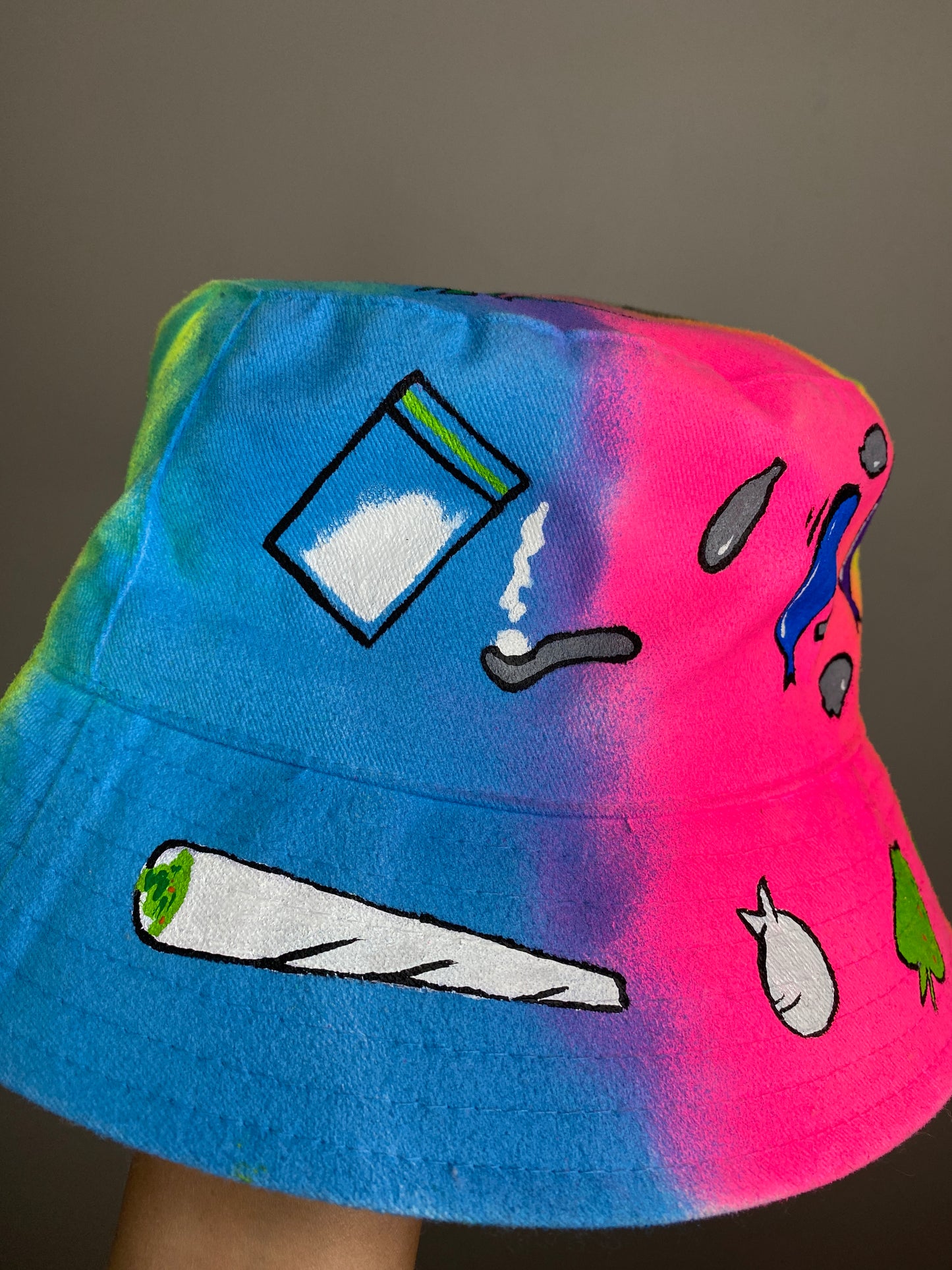 ‘zNEVER STOP THE RAVE’ bucket hat