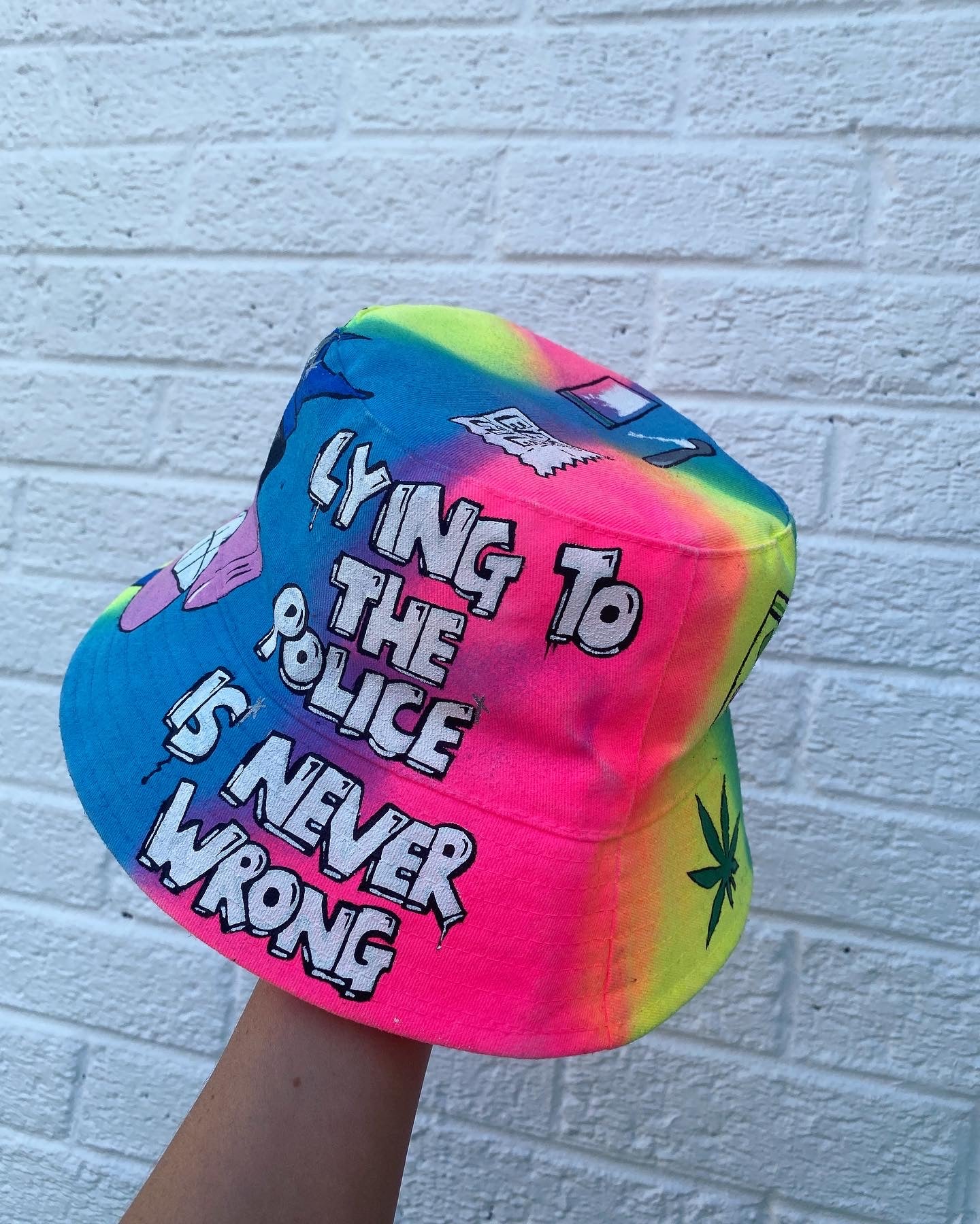 ‘zLYING TO THE PIGS’ bucket hat
