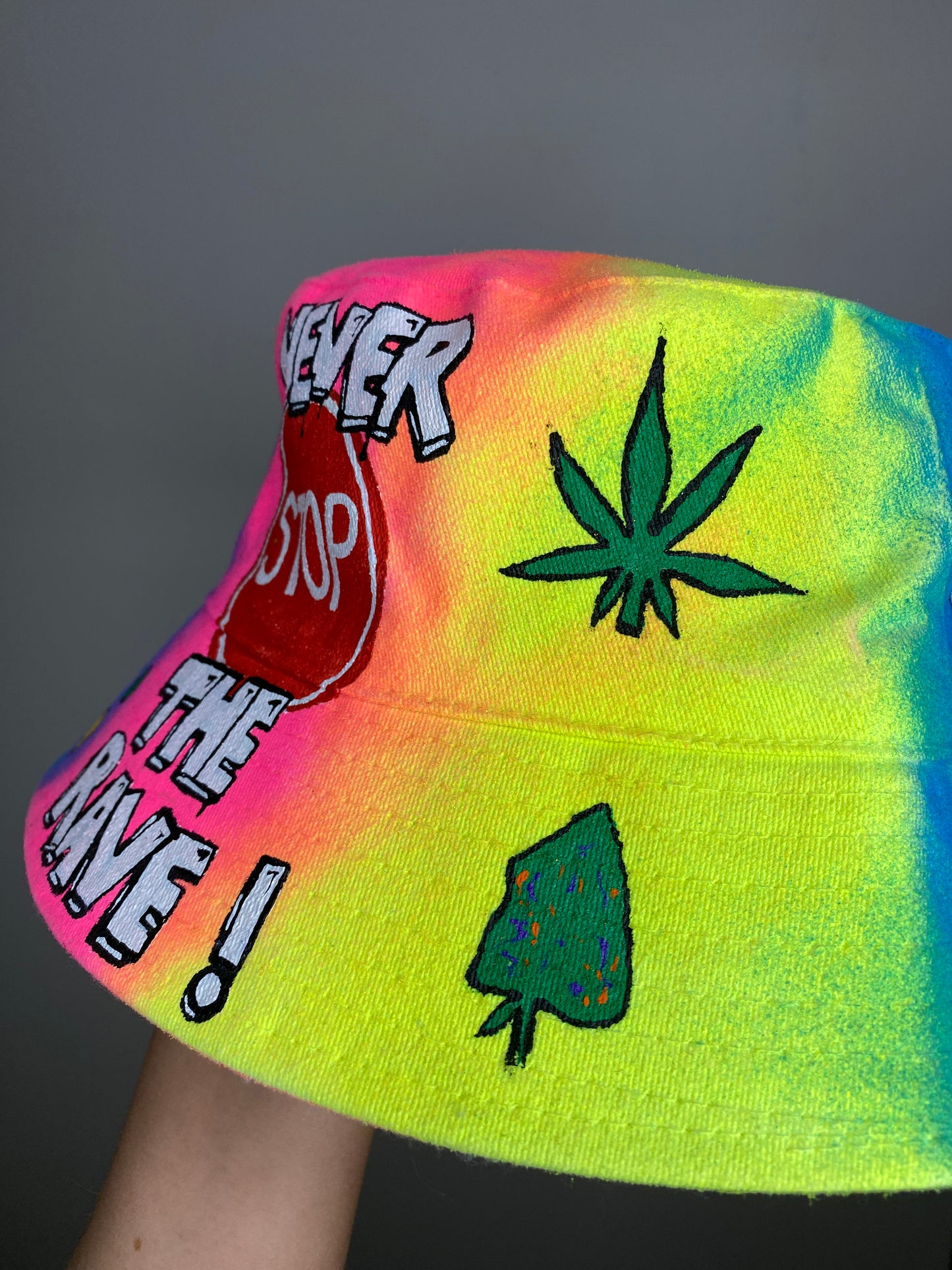 ‘zNEVER STOP THE RAVE’ bucket hat
