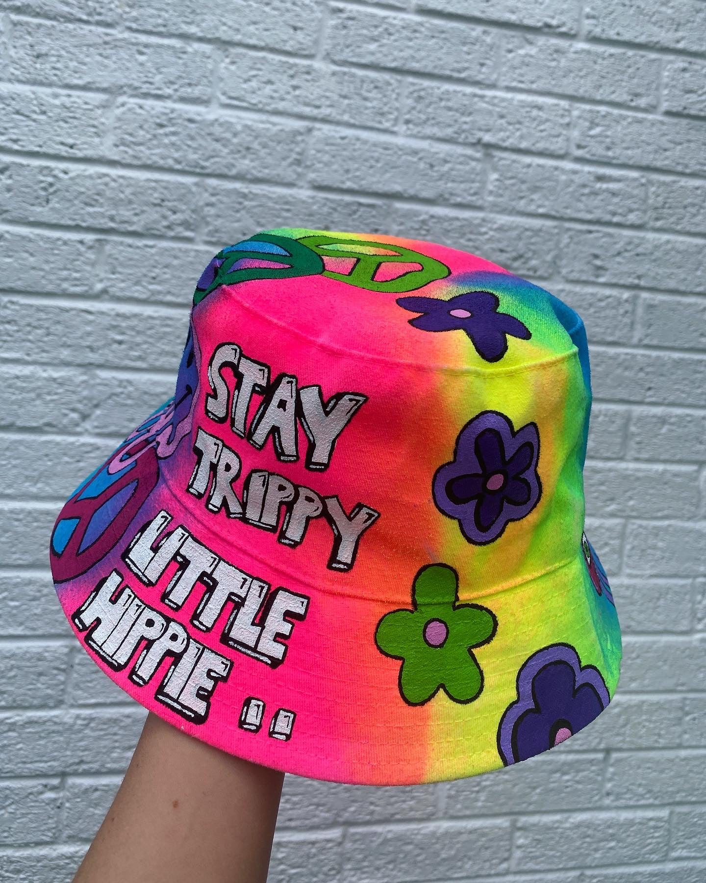 ‘zSTAY TRIPPY’ bucket hat