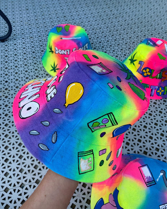 ‘zTELL ME YOU LOVE TECHNO’ bucket hat