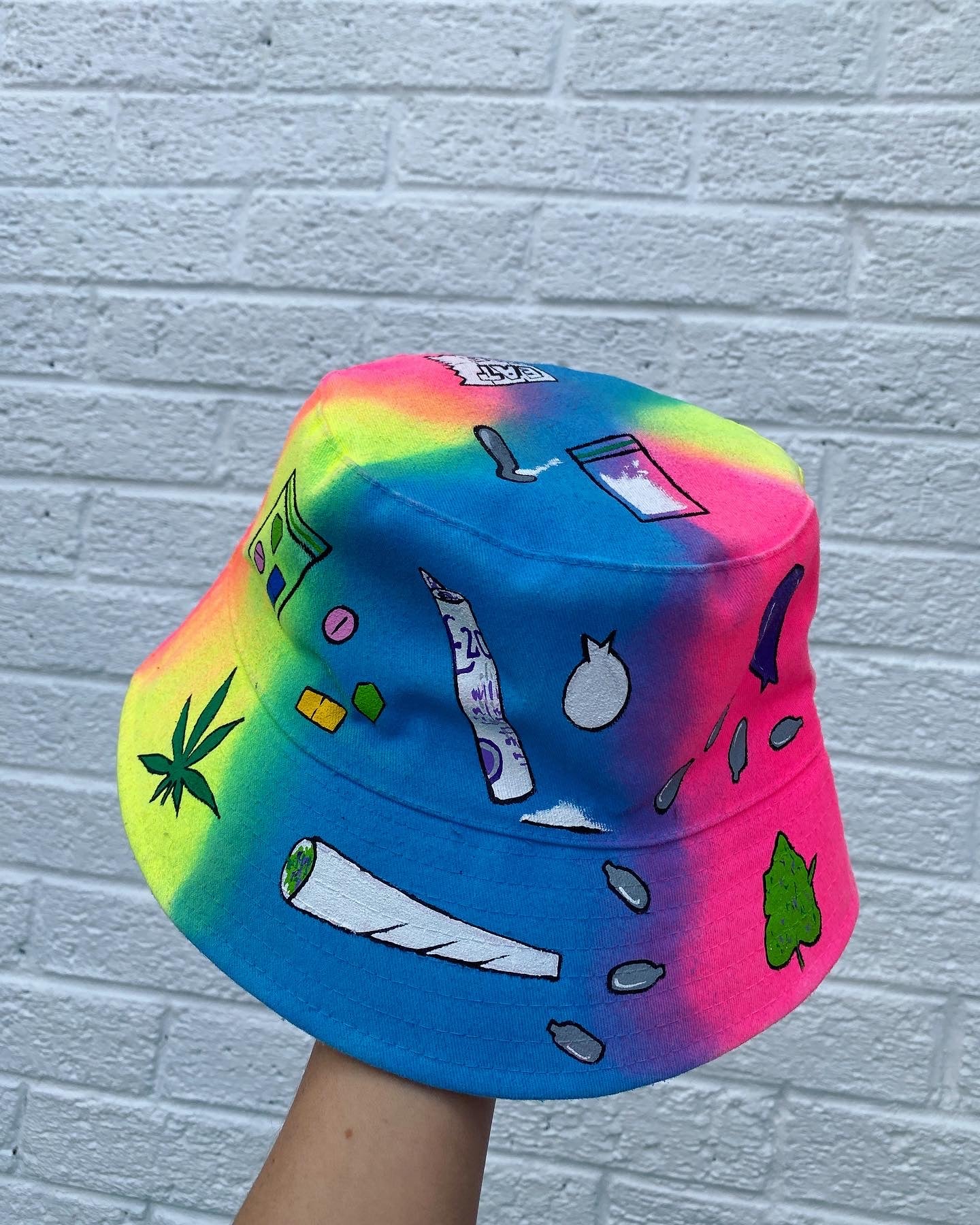 ‘zLYING TO THE PIGS’ bucket hat