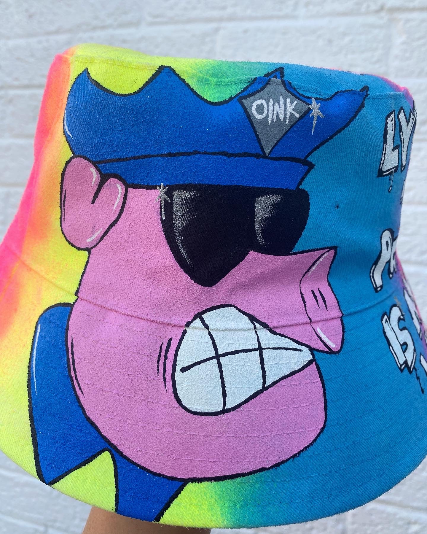 ‘zLYING TO THE PIGS’ bucket hat