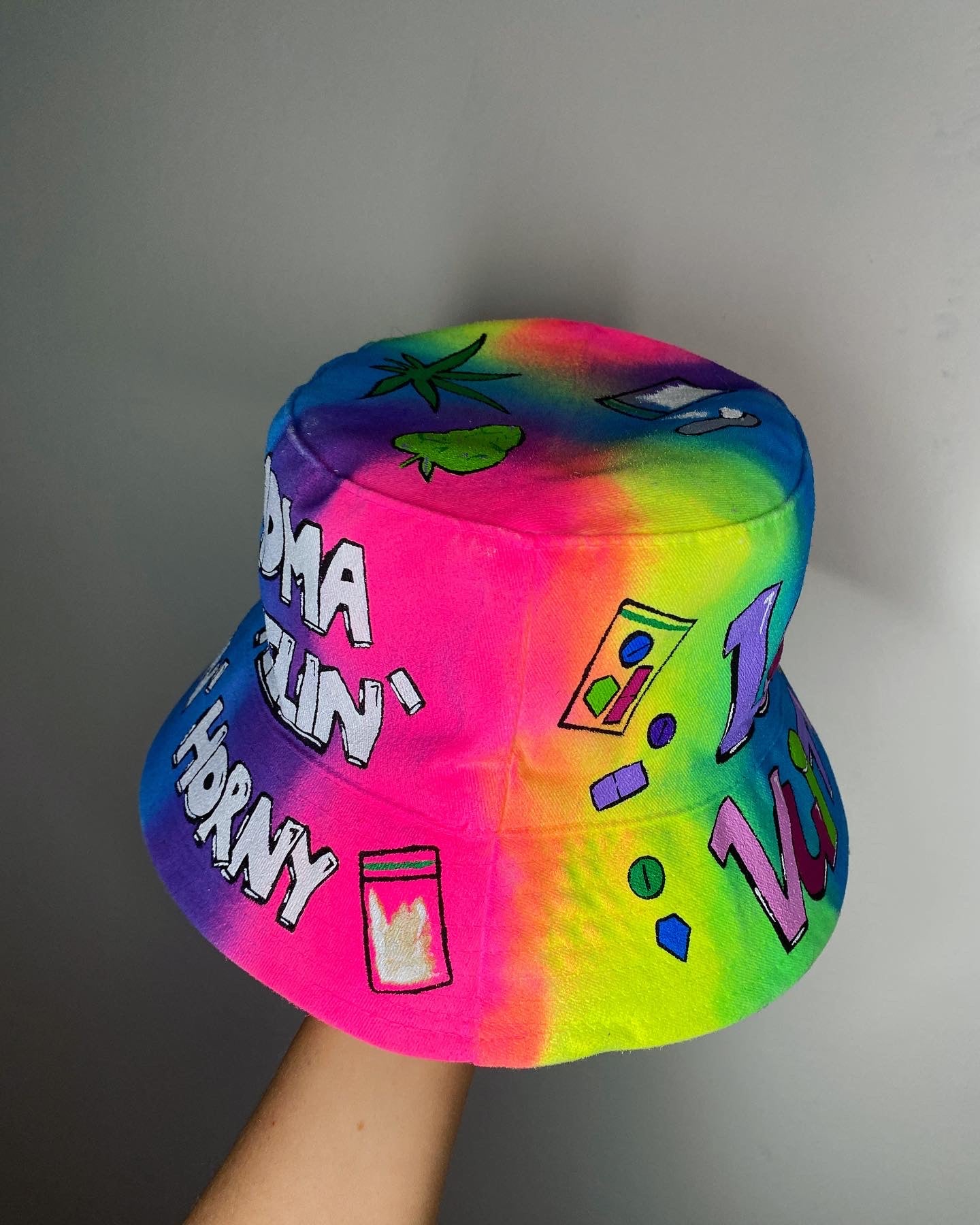 ‘zMD*MA GOT ME FEELING’ bucket hat