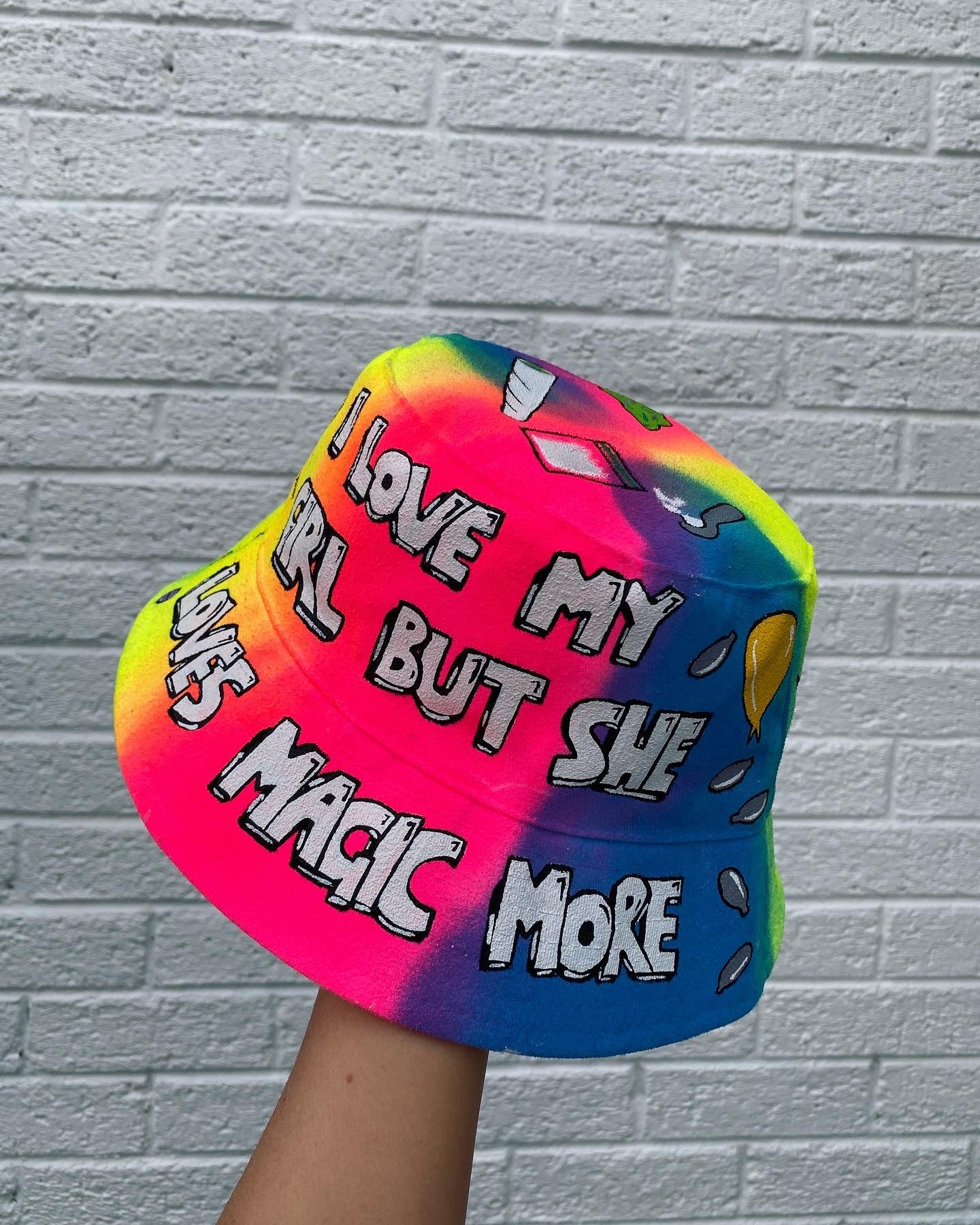 ‘zLOUISXC0KEWH*RE’ bucket hat