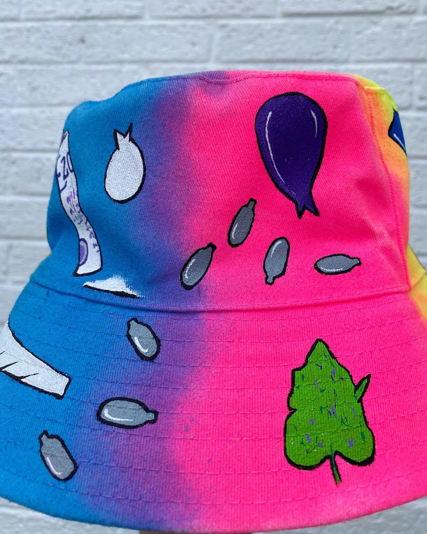 ‘zLYING TO THE PIGS’ bucket hat