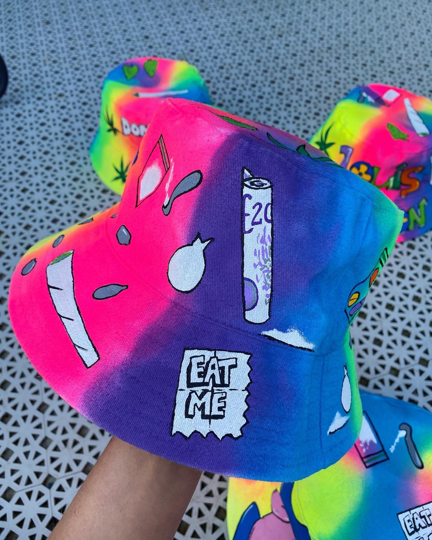 ‘zTELL ME YOU LOVE TECHNO’ bucket hat