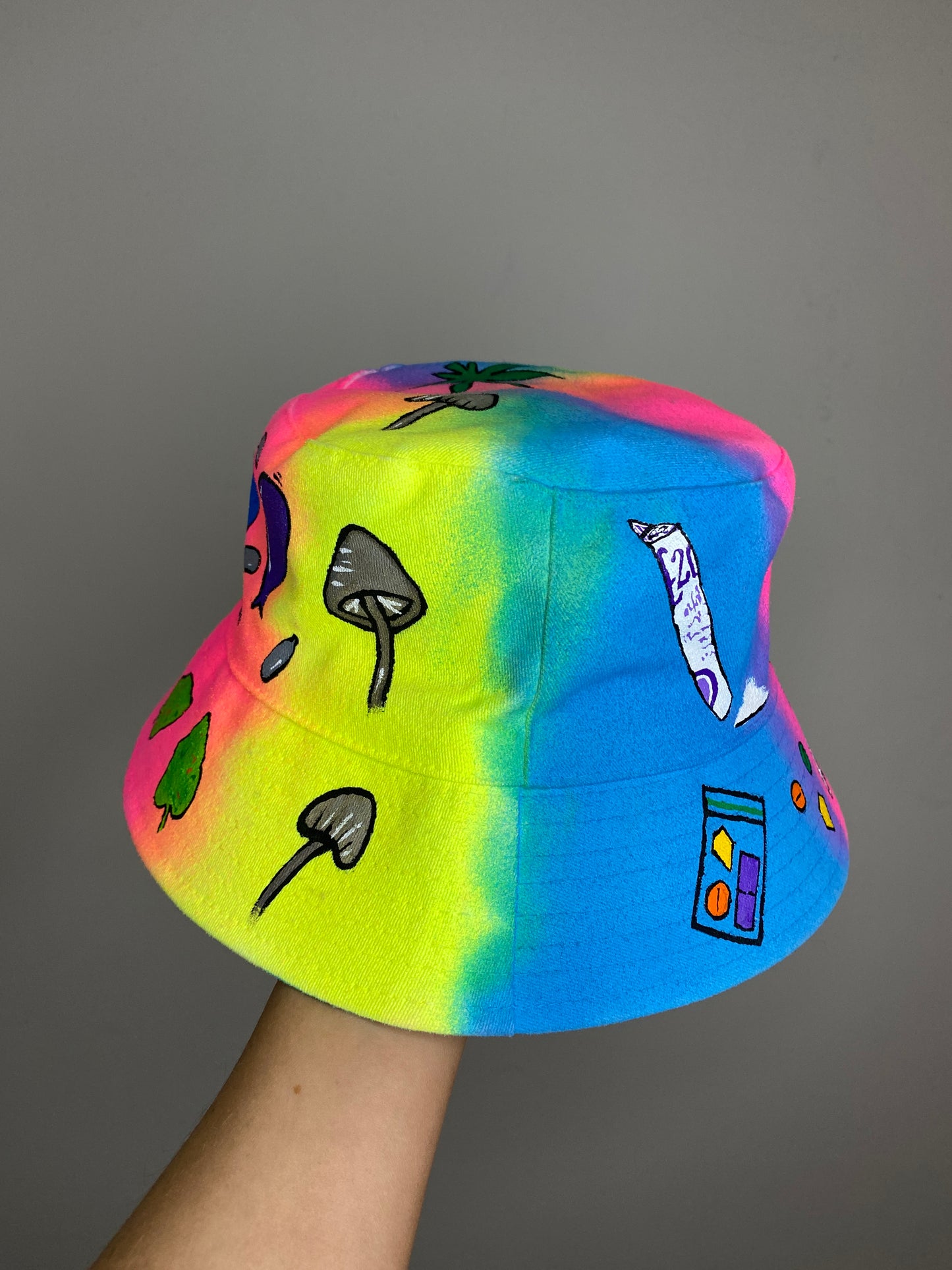 ‘zNEVER STOP THE RAVE’ bucket hat