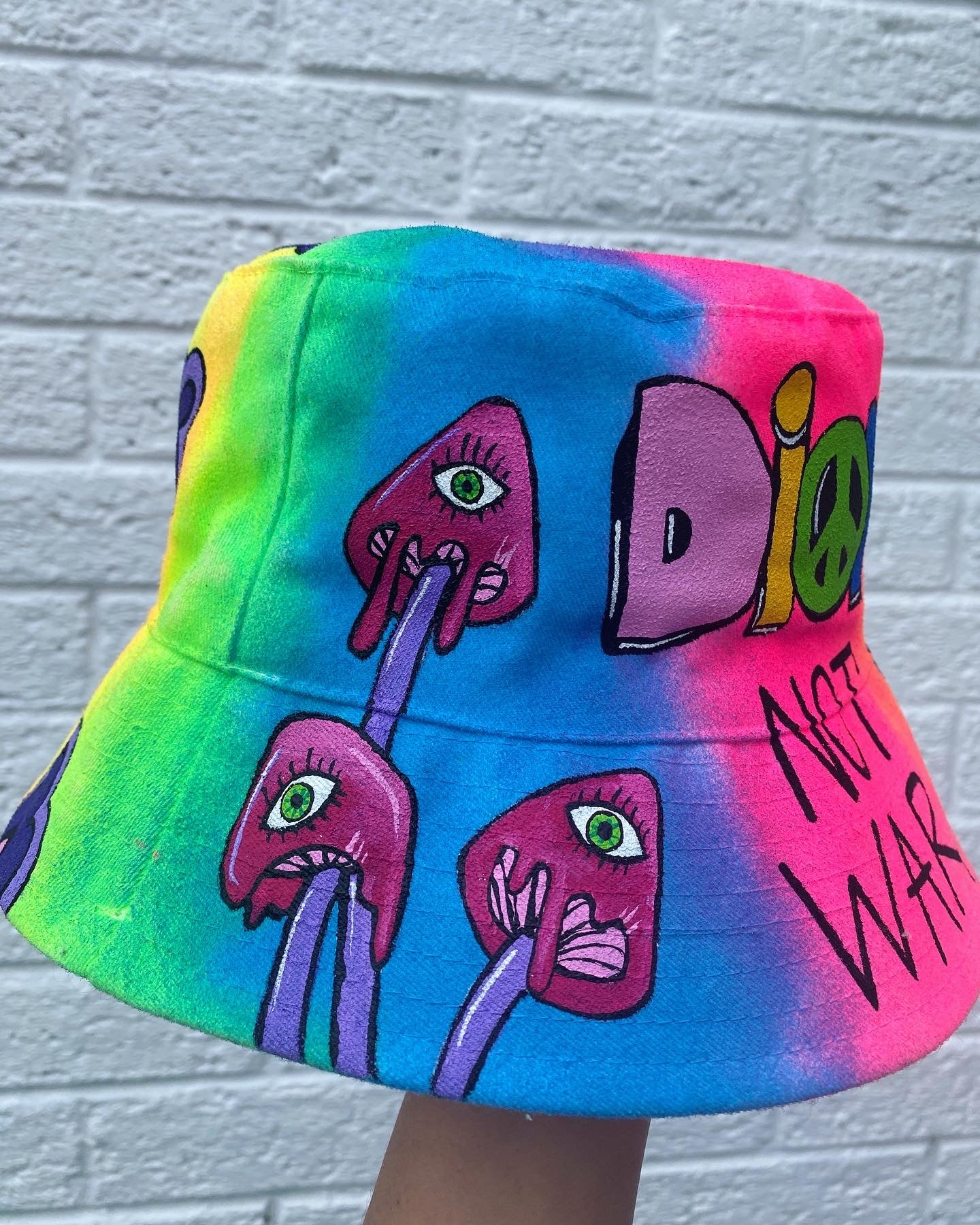 ‘zSTAY TRIPPY’ bucket hat