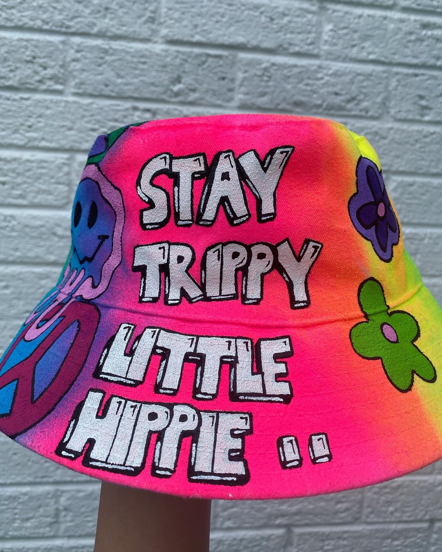 ‘zSTAY TRIPPY’ bucket hat