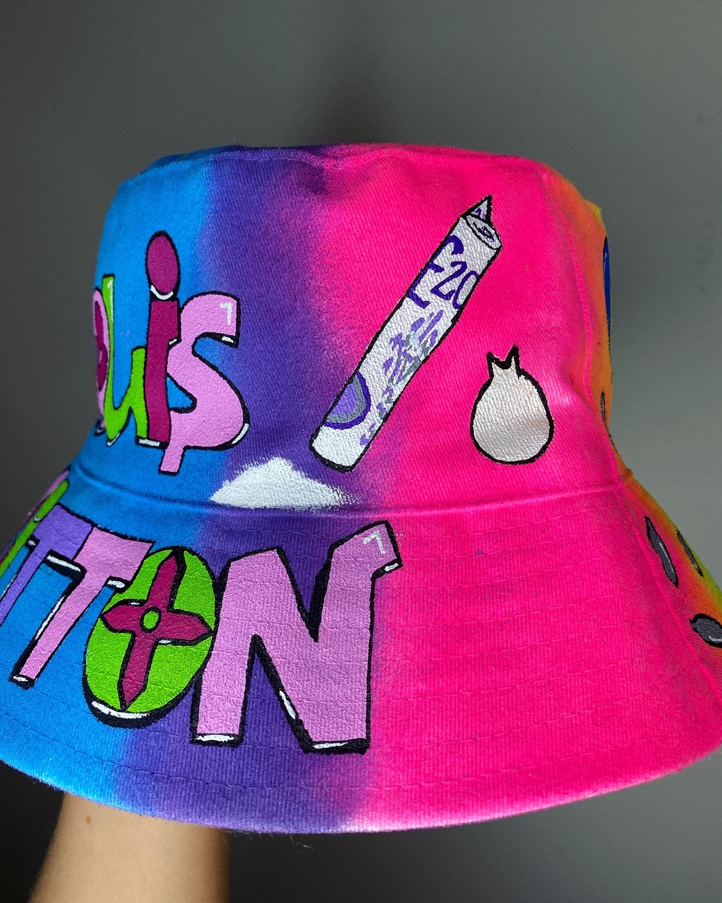 ‘zMD*MA GOT ME FEELING’ bucket hat