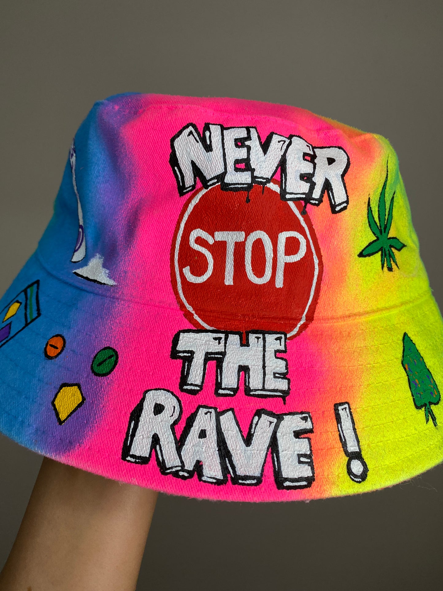 ‘zNEVER STOP THE RAVE’ bucket hat