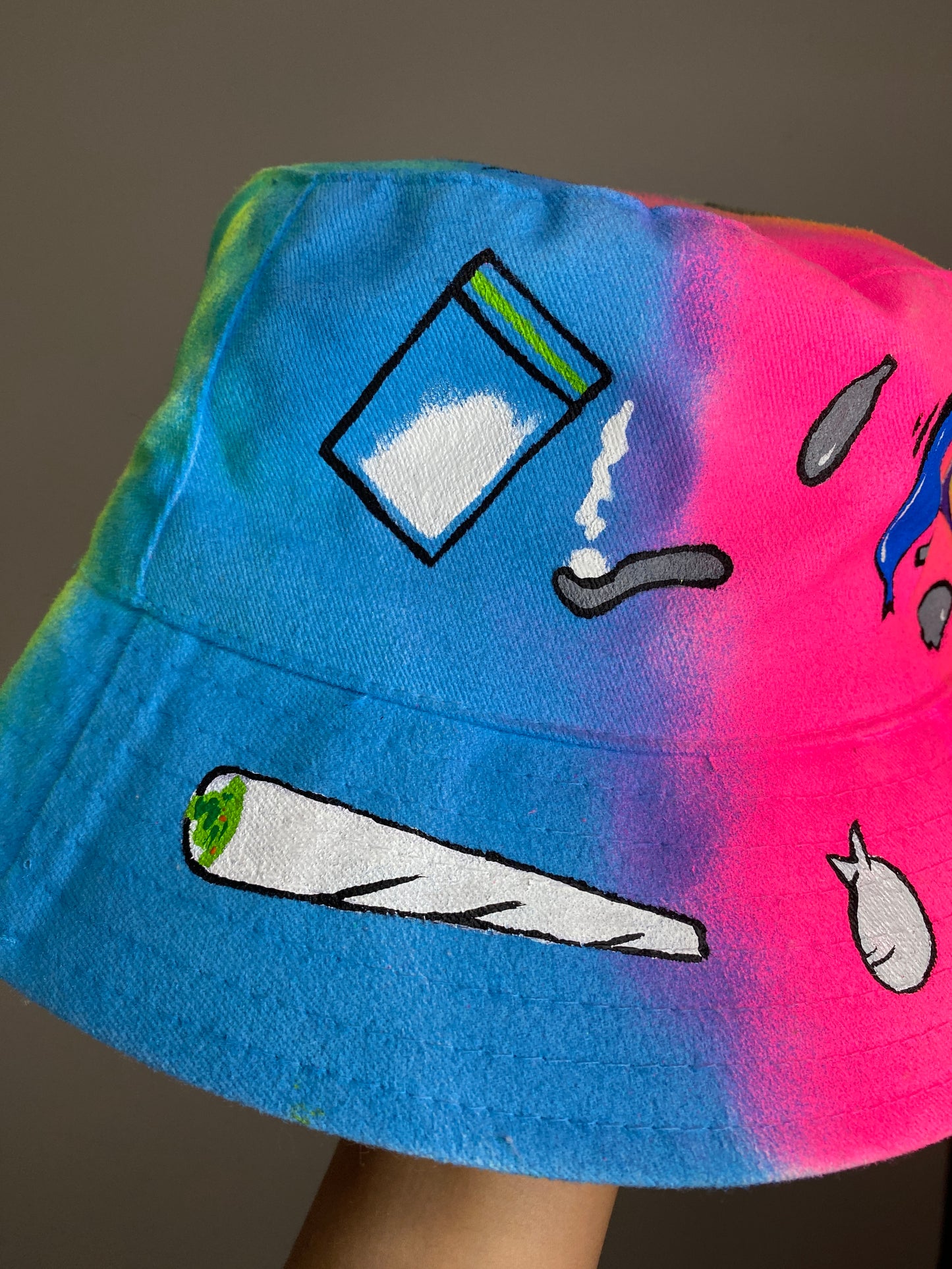 ‘zNEVER STOP THE RAVE’ bucket hat