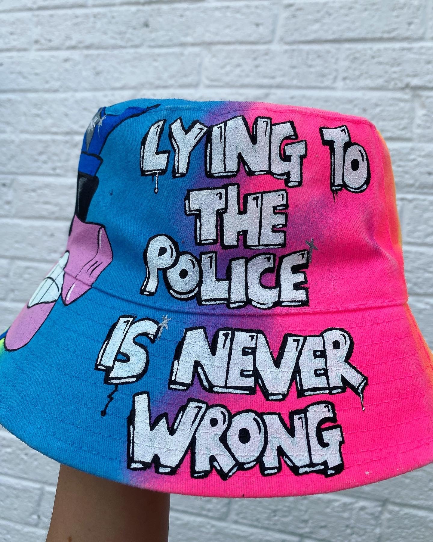 ‘zLYING TO THE PIGS’ bucket hat