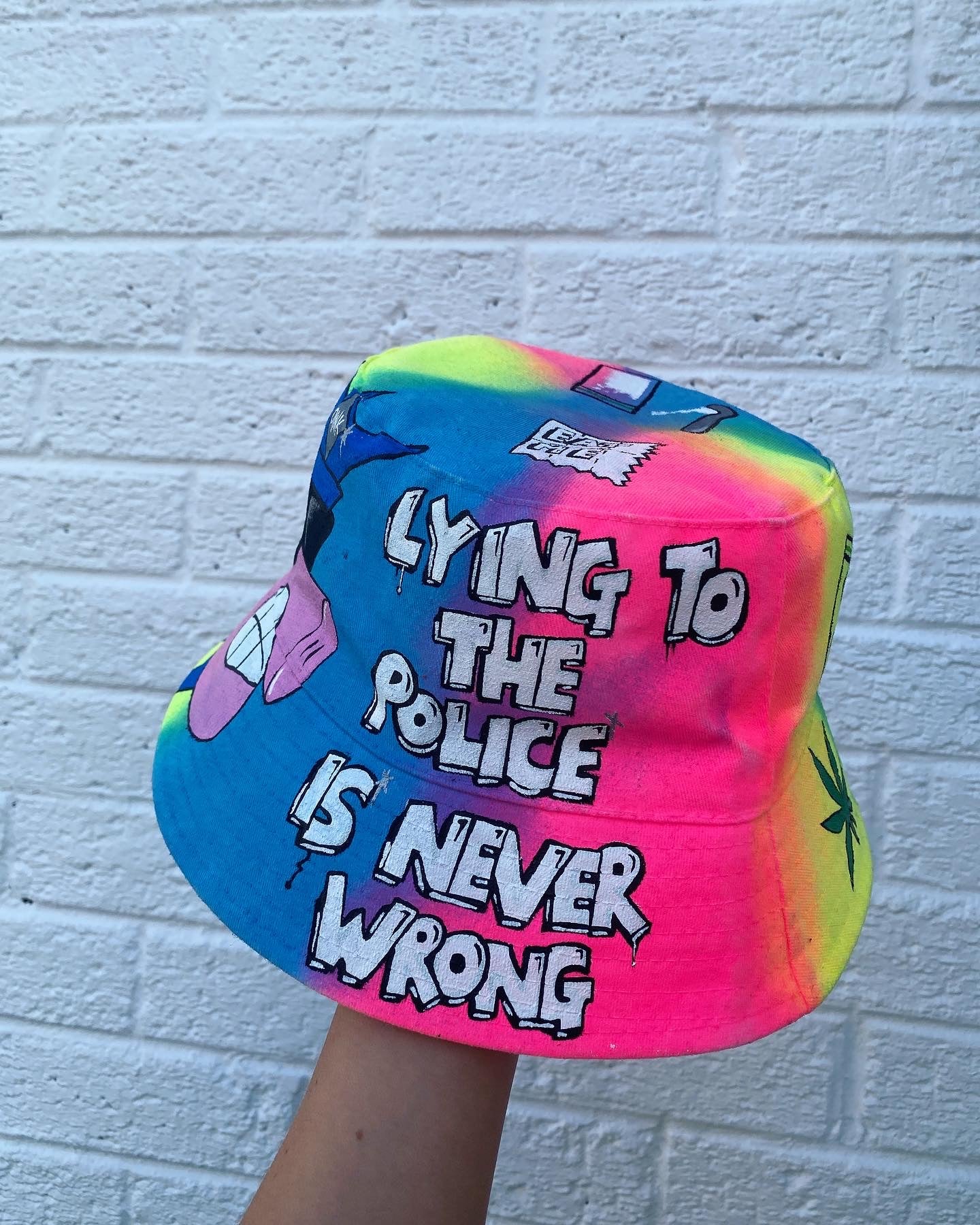 ‘zLYING TO THE PIGS’ bucket hat