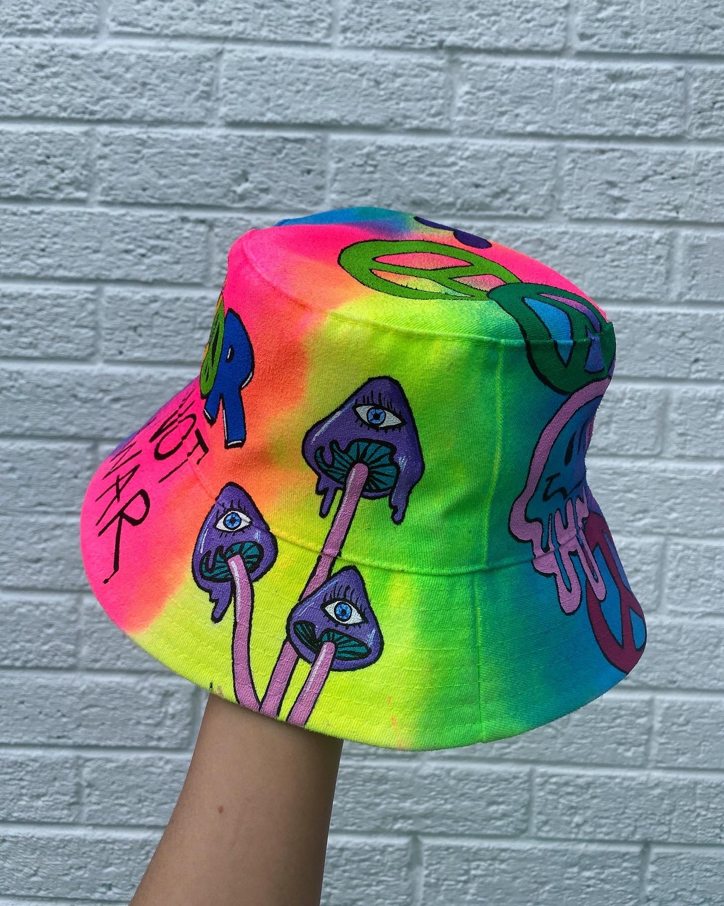 ‘zSTAY TRIPPY’ bucket hat