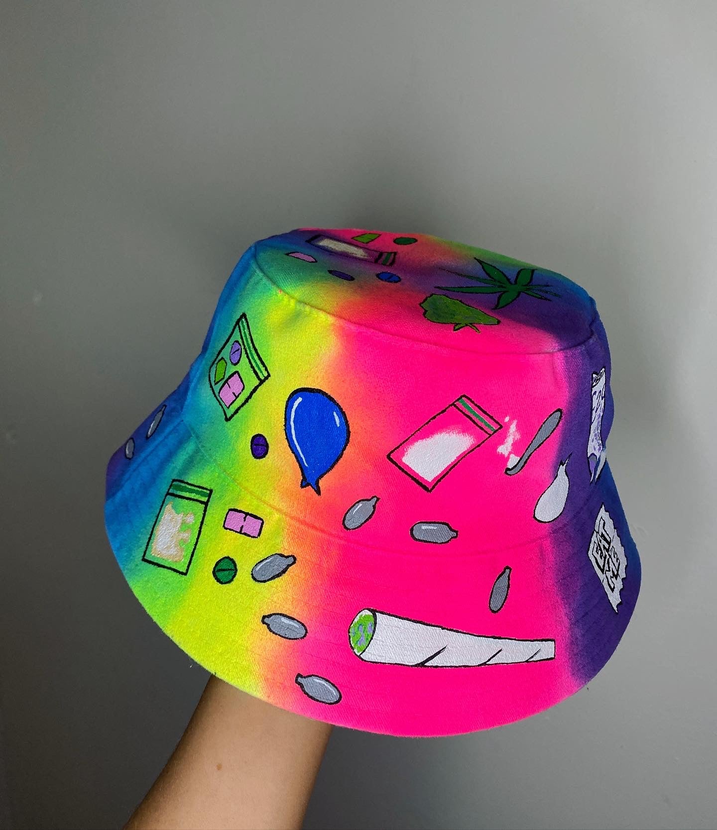 ‘zTELL ME YOU LOVE TECHNO’ bucket hat