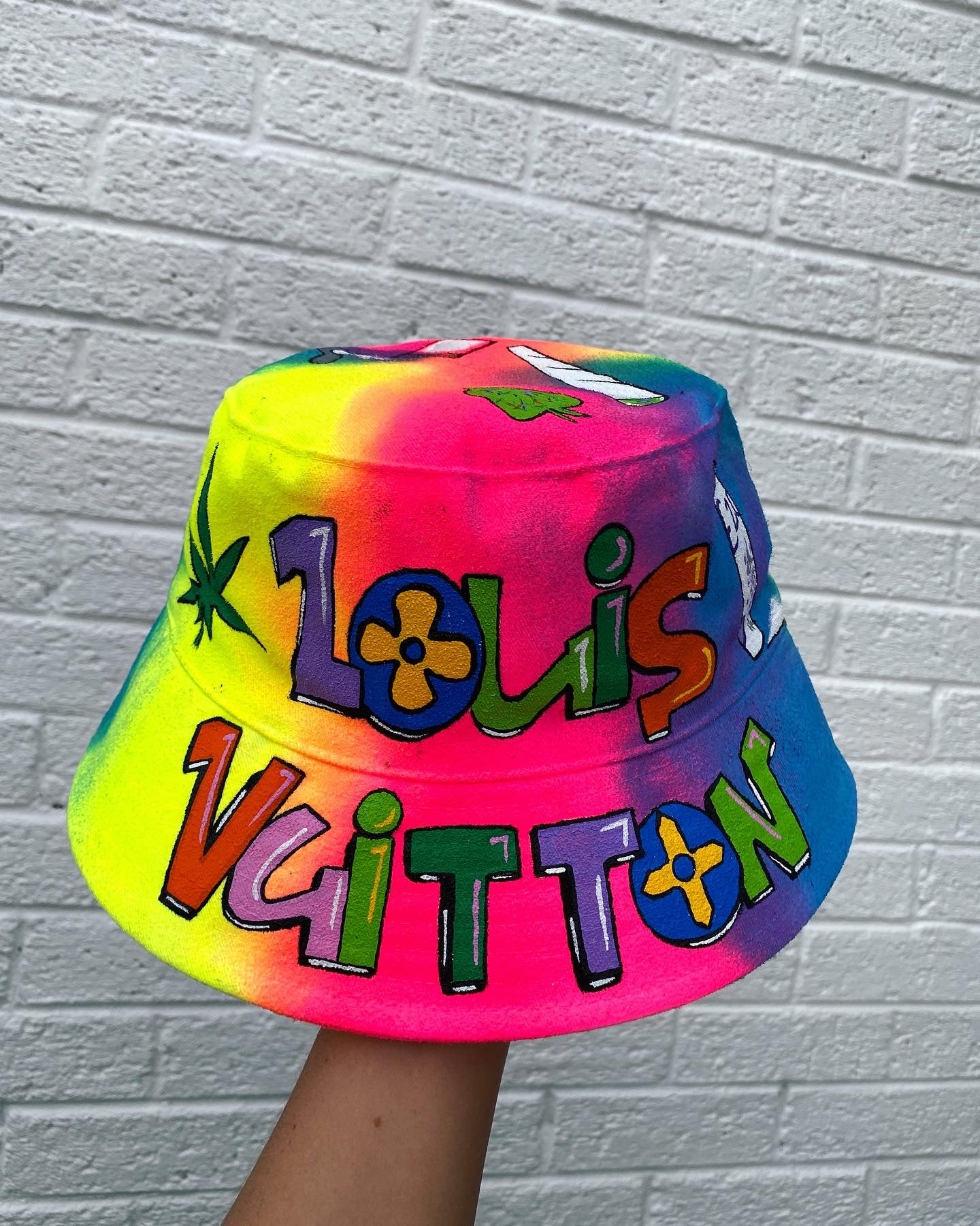 ‘zLOUISXC0KEWH*RE’ bucket hat