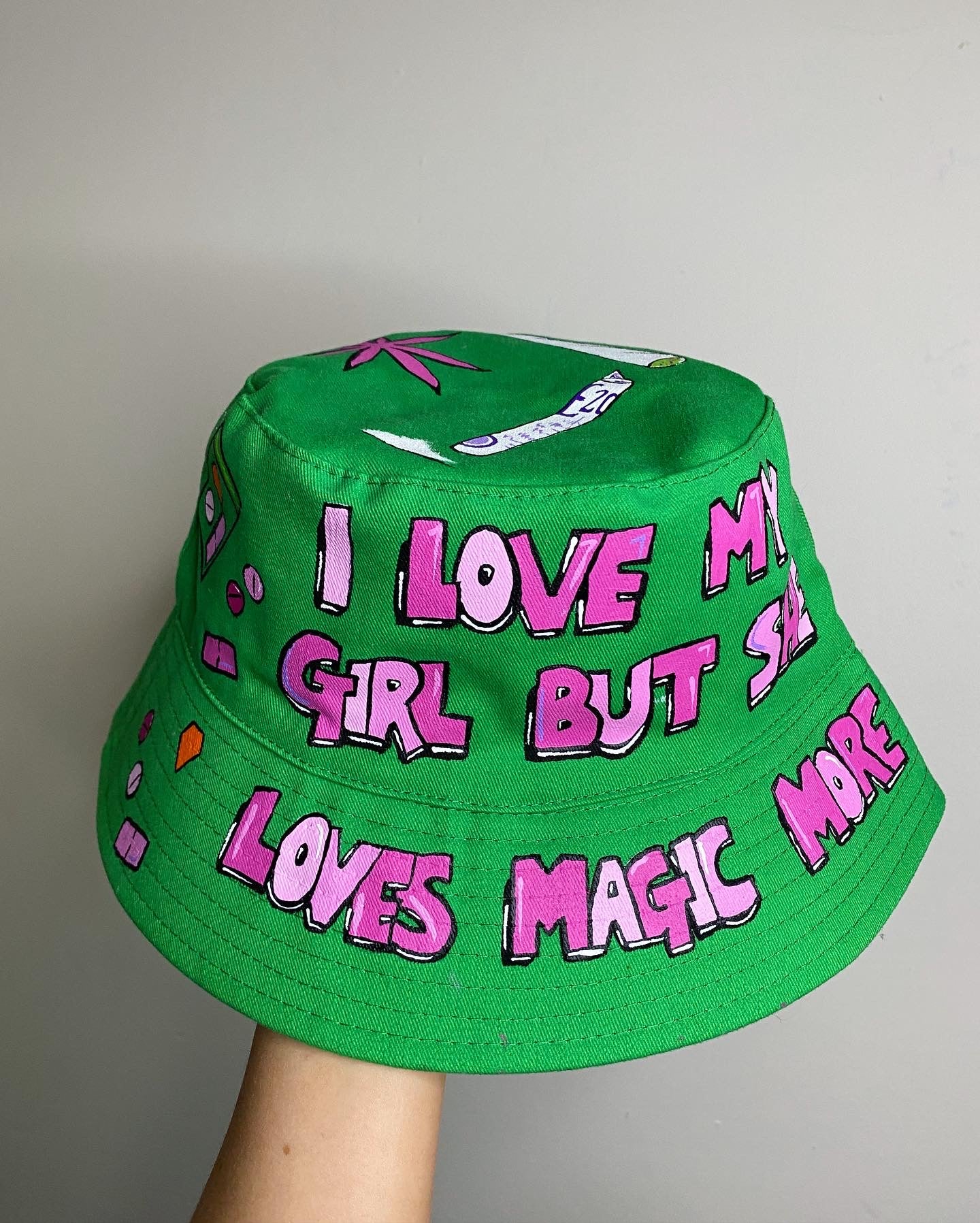 ‘zSHE LOVES MAGIC MORE’ bucket hat