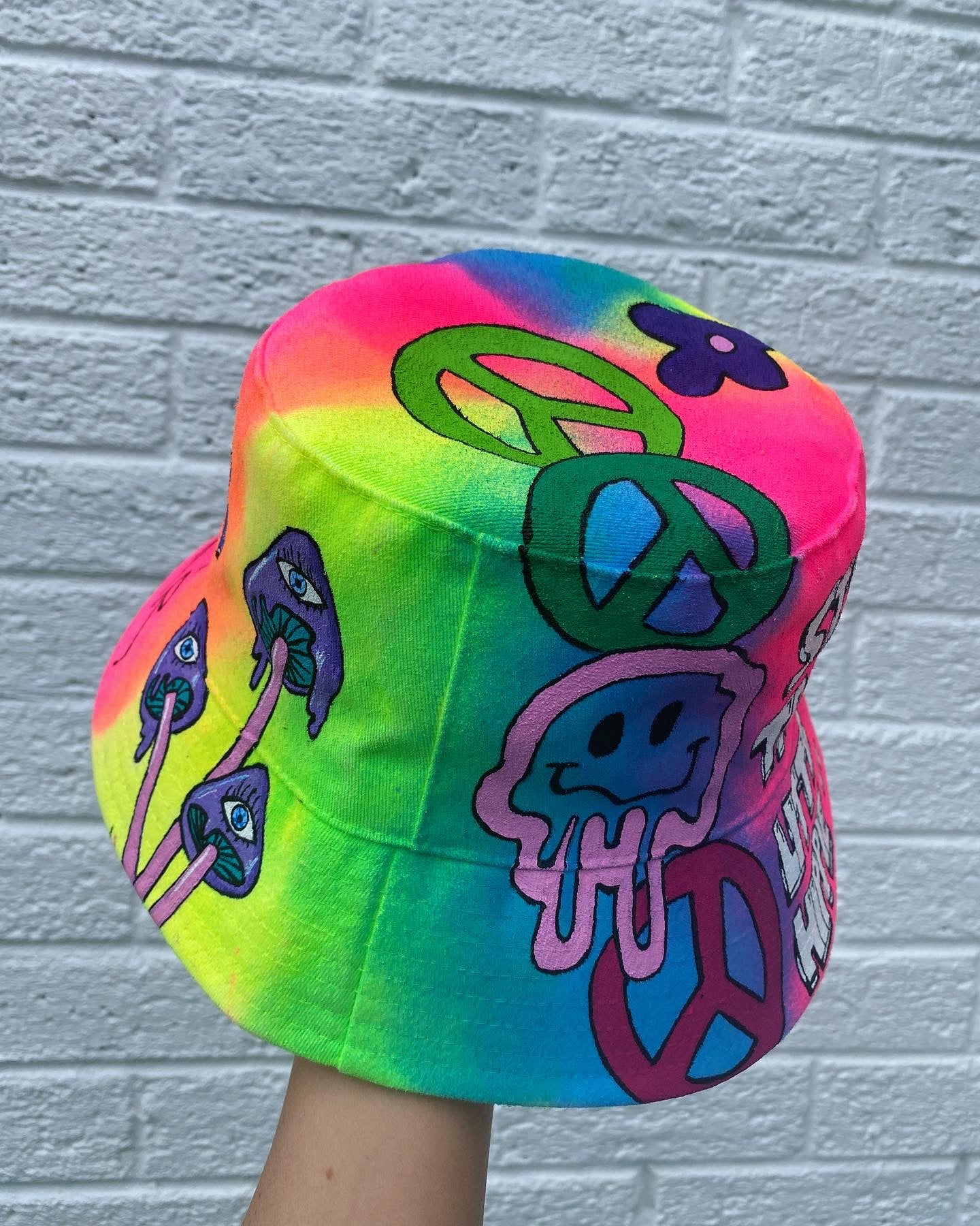 ‘zSTAY TRIPPY’ bucket hat