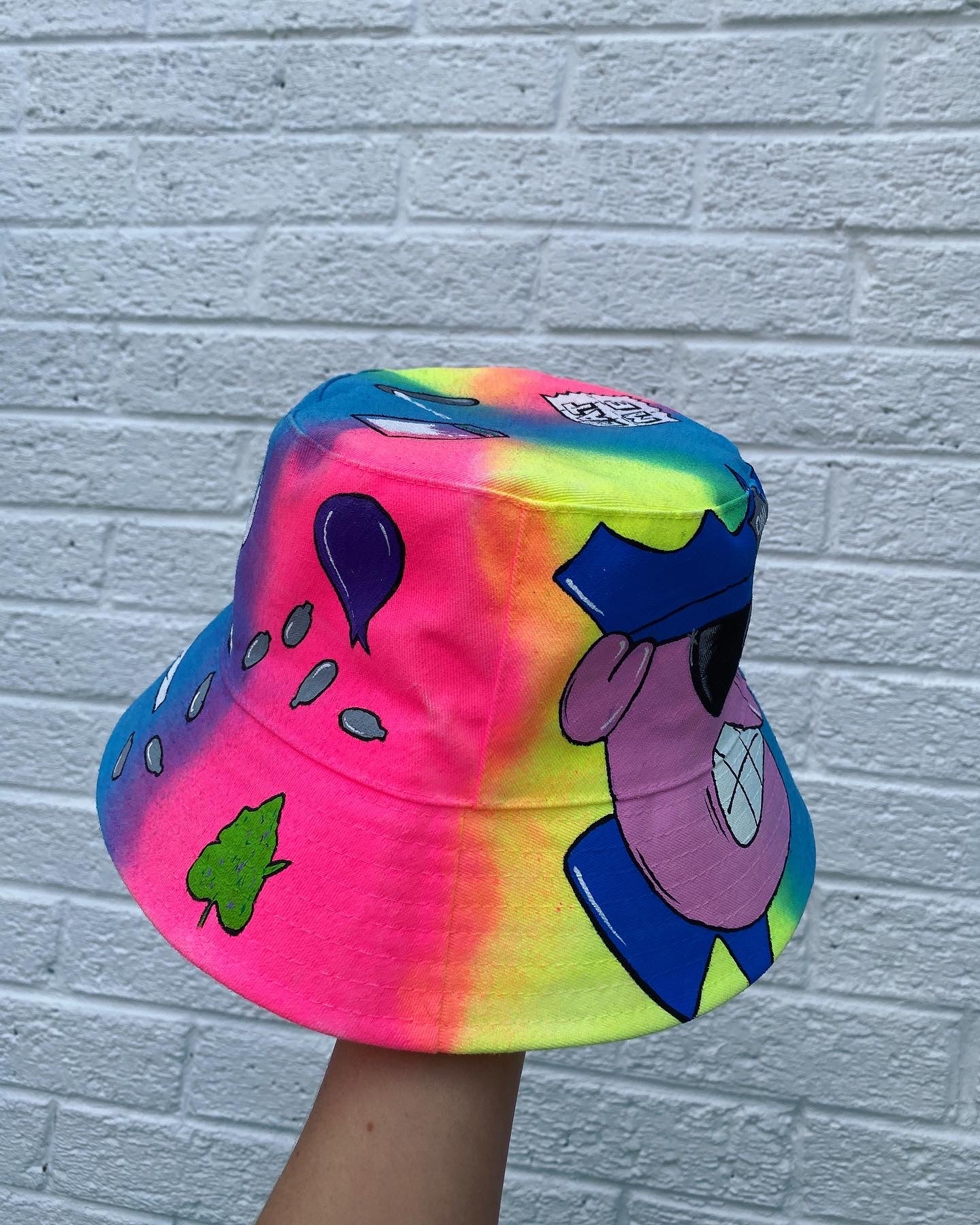 ‘zLYING TO THE PIGS’ bucket hat