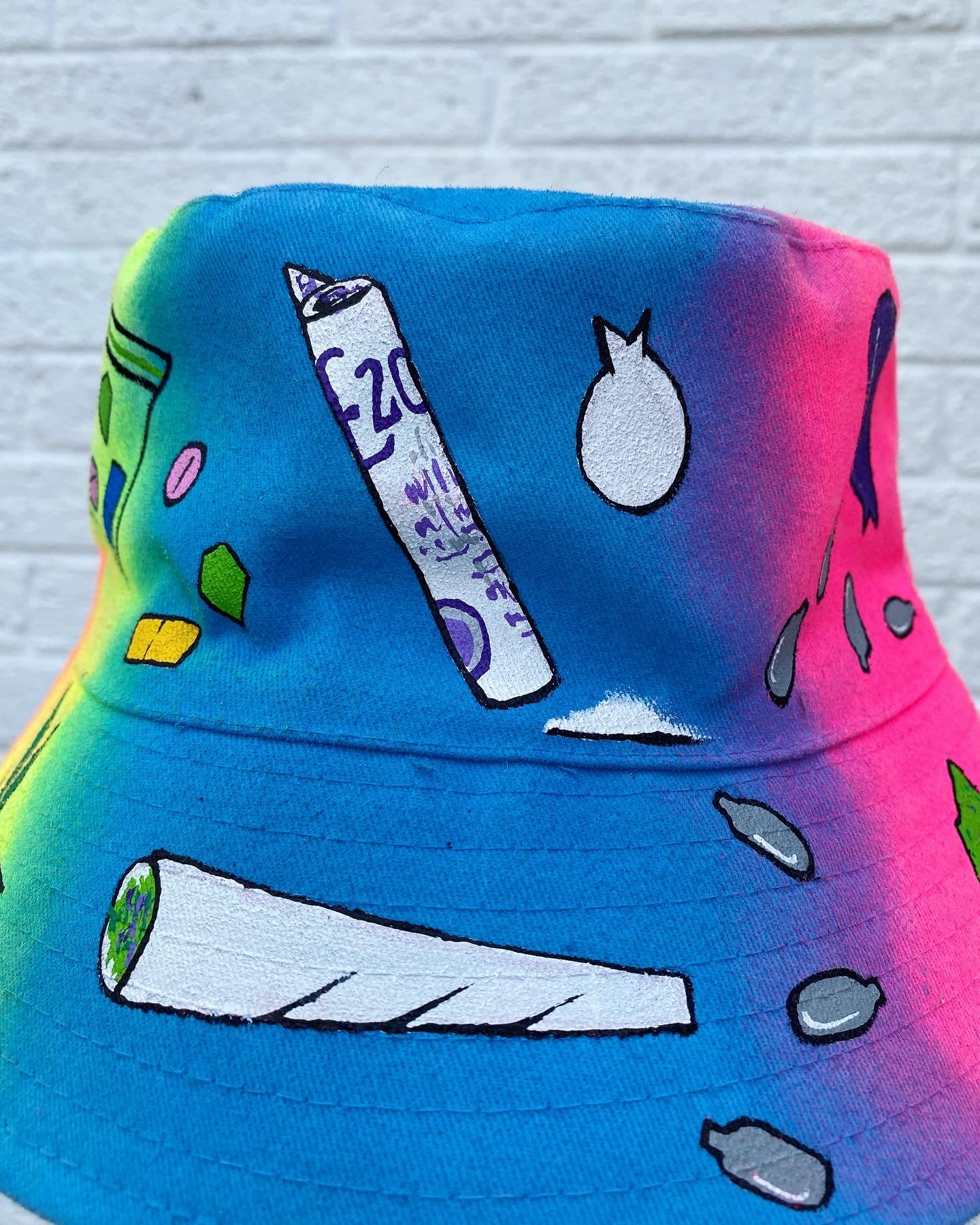 ‘zLYING TO THE PIGS’ bucket hat