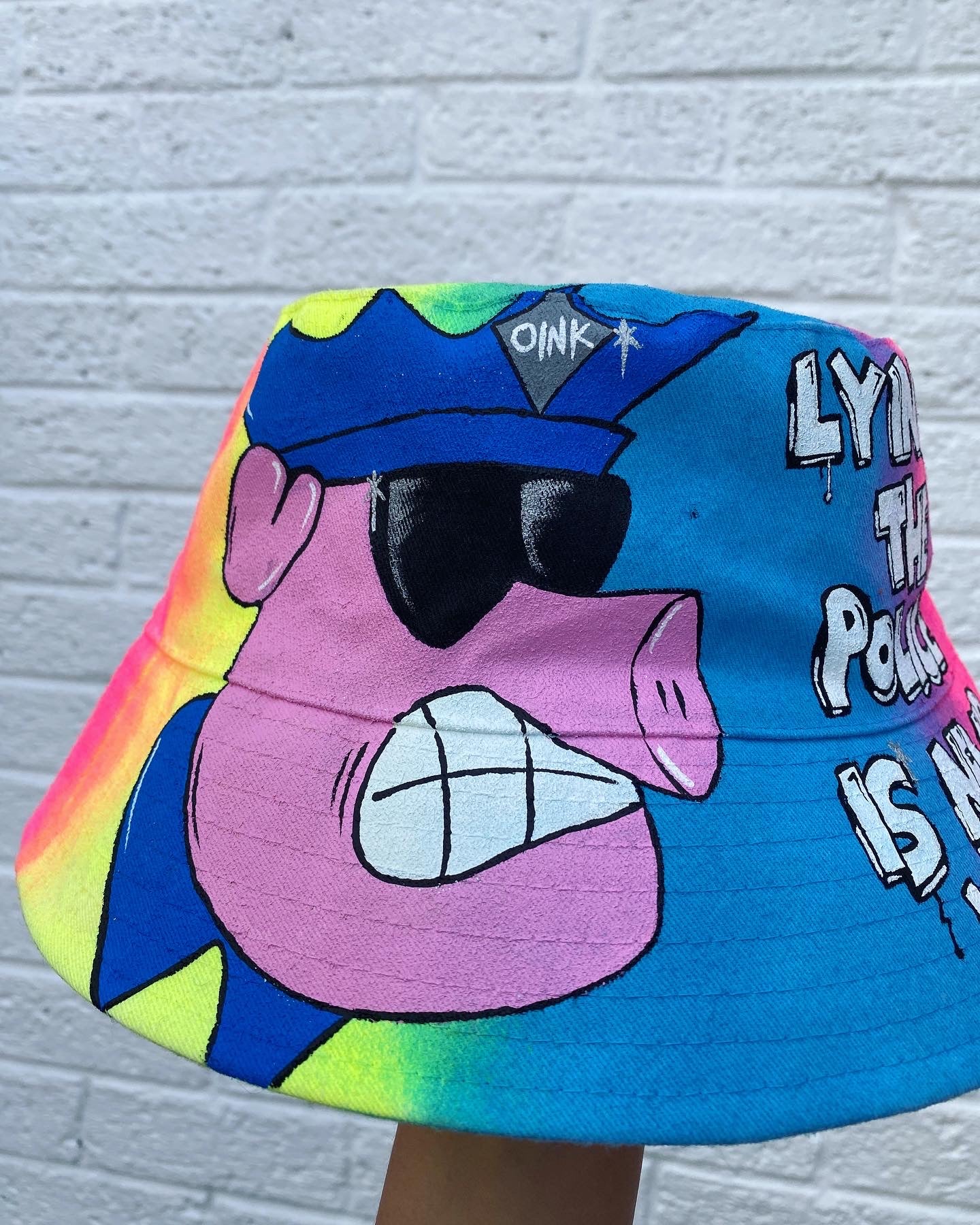 ‘zLYING TO THE PIGS’ bucket hat