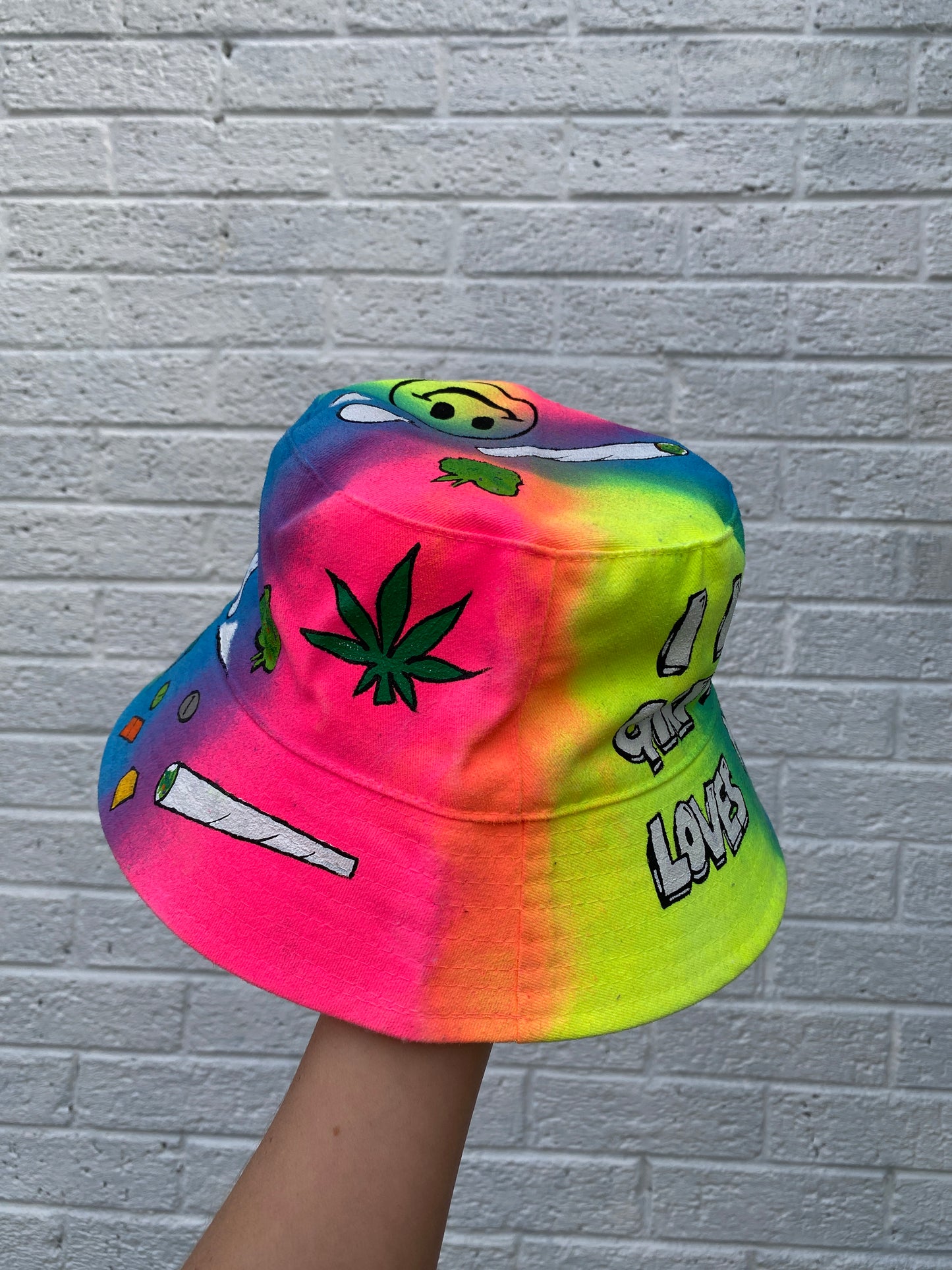 ‘zSHE LOVES MAGIC MORE’ bucket hat